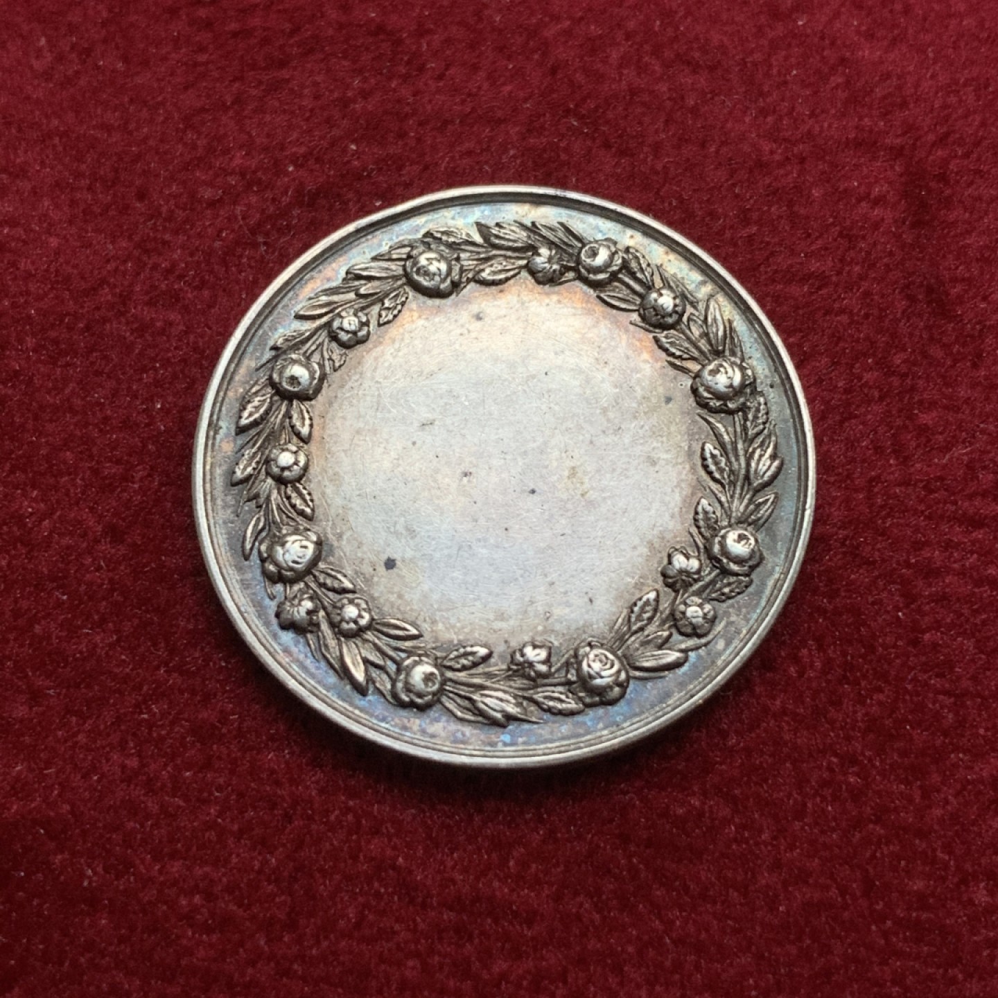 《竞宝斋》第75场-本周日，周一2场连拍（全场不限金额包邮） 法国 1860-1879年 银质 婚章 细节精致 整体包浆均匀  5.7克  24mm直径 蜜蜂边铭 带银标 