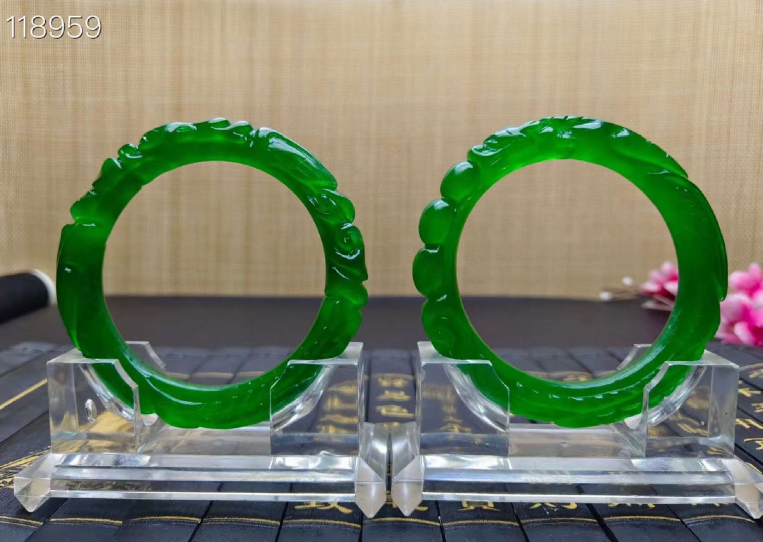 顶级龙石种翡翠雕花手镯一对