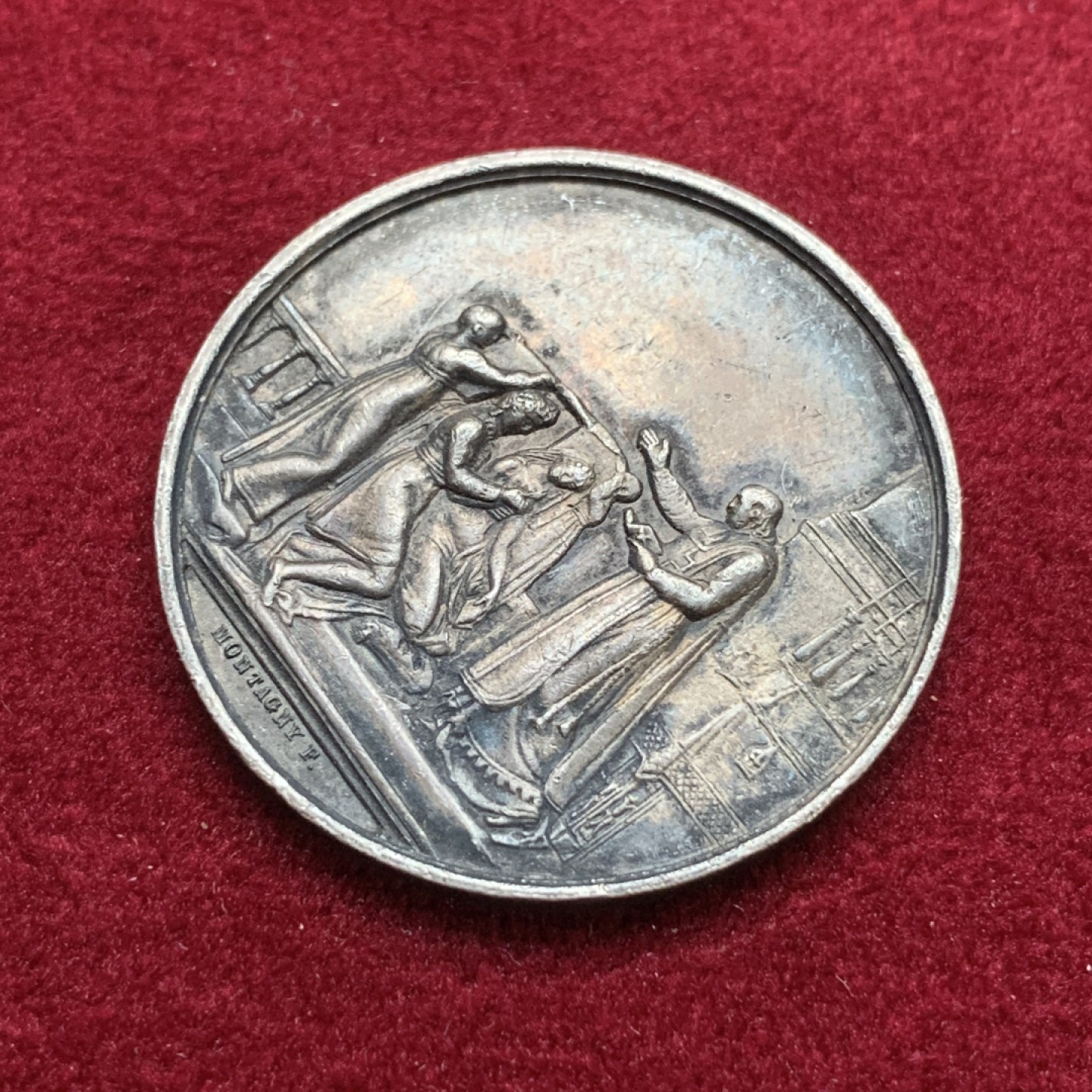 《竞宝斋》第75场-本周日，周一2场连拍（全场不限金额包邮） 法国 1880-1898年 银质 婚章 细节精致 小小方寸 雕刻了5位人物   12.05克  30.45mm直径 丰饶角边铭 带银标 