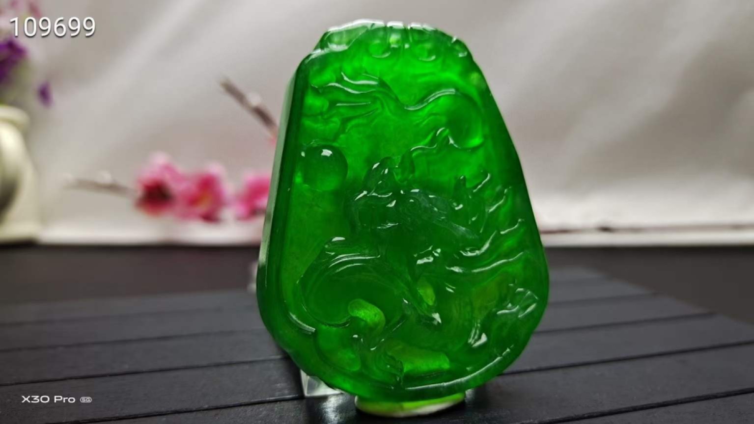 龙石种帝王绿翡翠龙挂件，玉质通透水头十足起莹光，颜色鲜艳靓丽，造型别致完美无瑕疵 