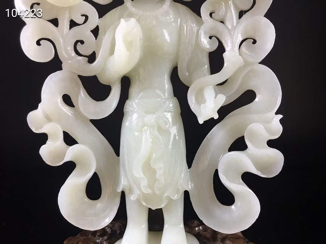 和田青白玉菩萨摆件，玉质细腻油润，雕刻精美开脸慈祥，形体优美，保真和田玉 