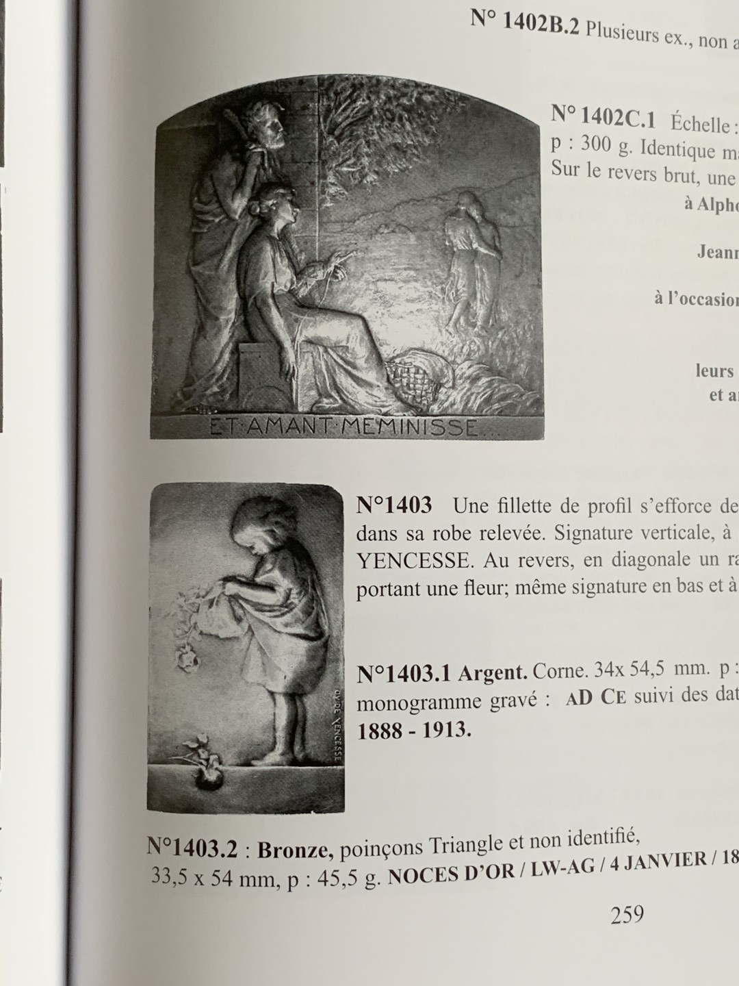 《竞宝斋》第75场-本周日，周一2场连拍（全场不限金额包邮） 法国 结婚 纪念章 目录  厚达 320页 重达1.6公斤 A4纸大小 亏运费的品种 不过介绍的非常详细  版本众多