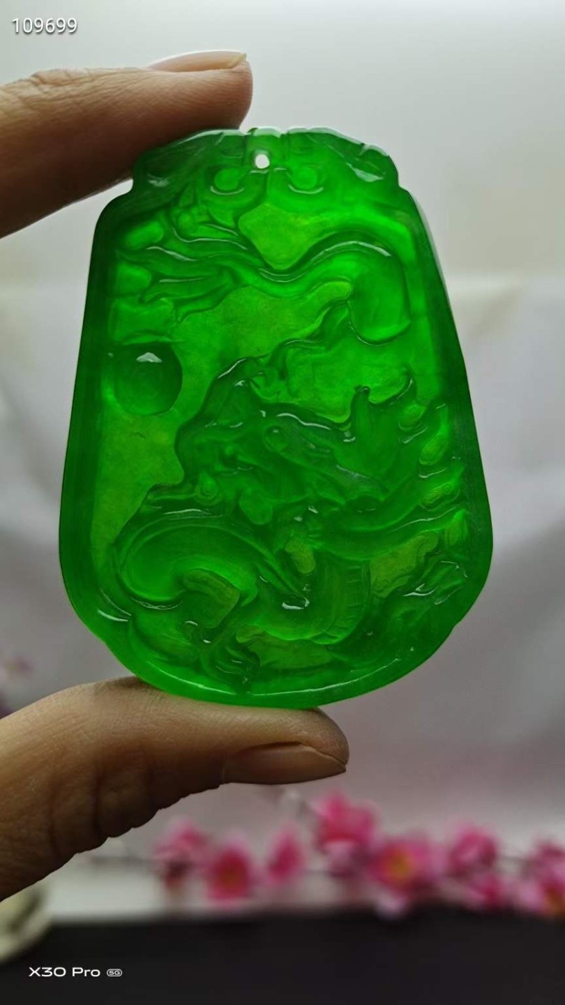 龙石种帝王绿翡翠龙挂件，玉质通透水头十足起莹光，颜色鲜艳靓丽，造型别致完美无瑕疵 