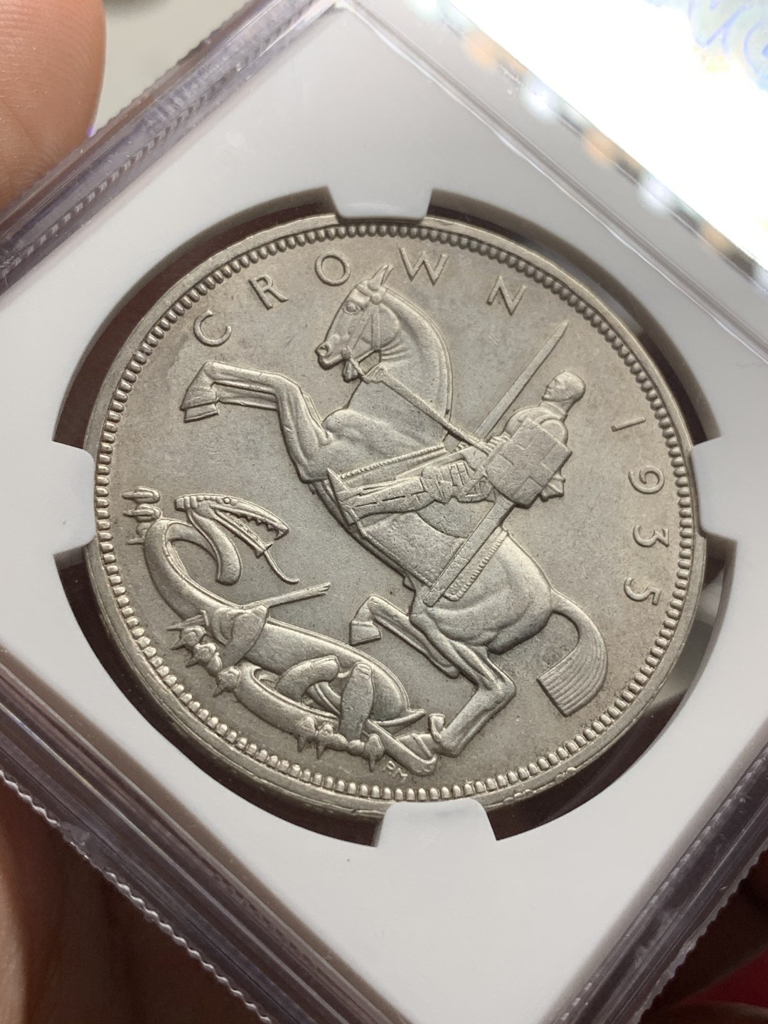 《竞宝斋》第75场-本周日，周一2场连拍（全场不限金额包邮） NGC MS63 原光1935年英国乔治五世木马剑一克朗银币