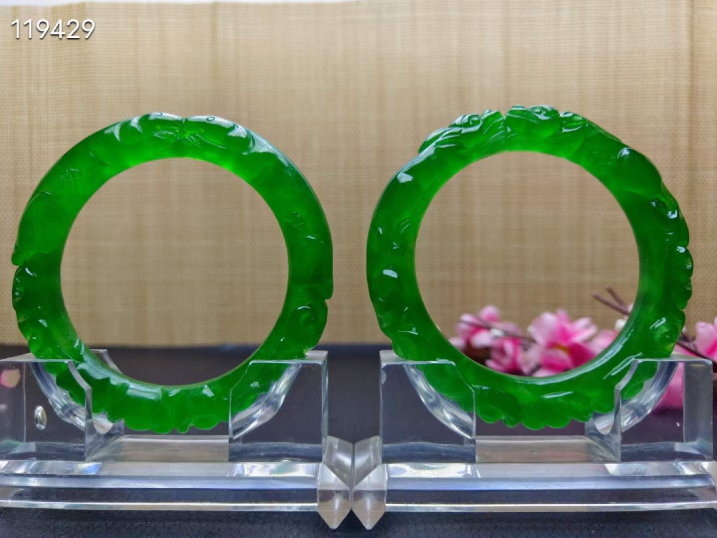 顶级龙石种祖母绿翡翠雕花手镯一对，满工雕刻，口径60，重74.6/80.5克 