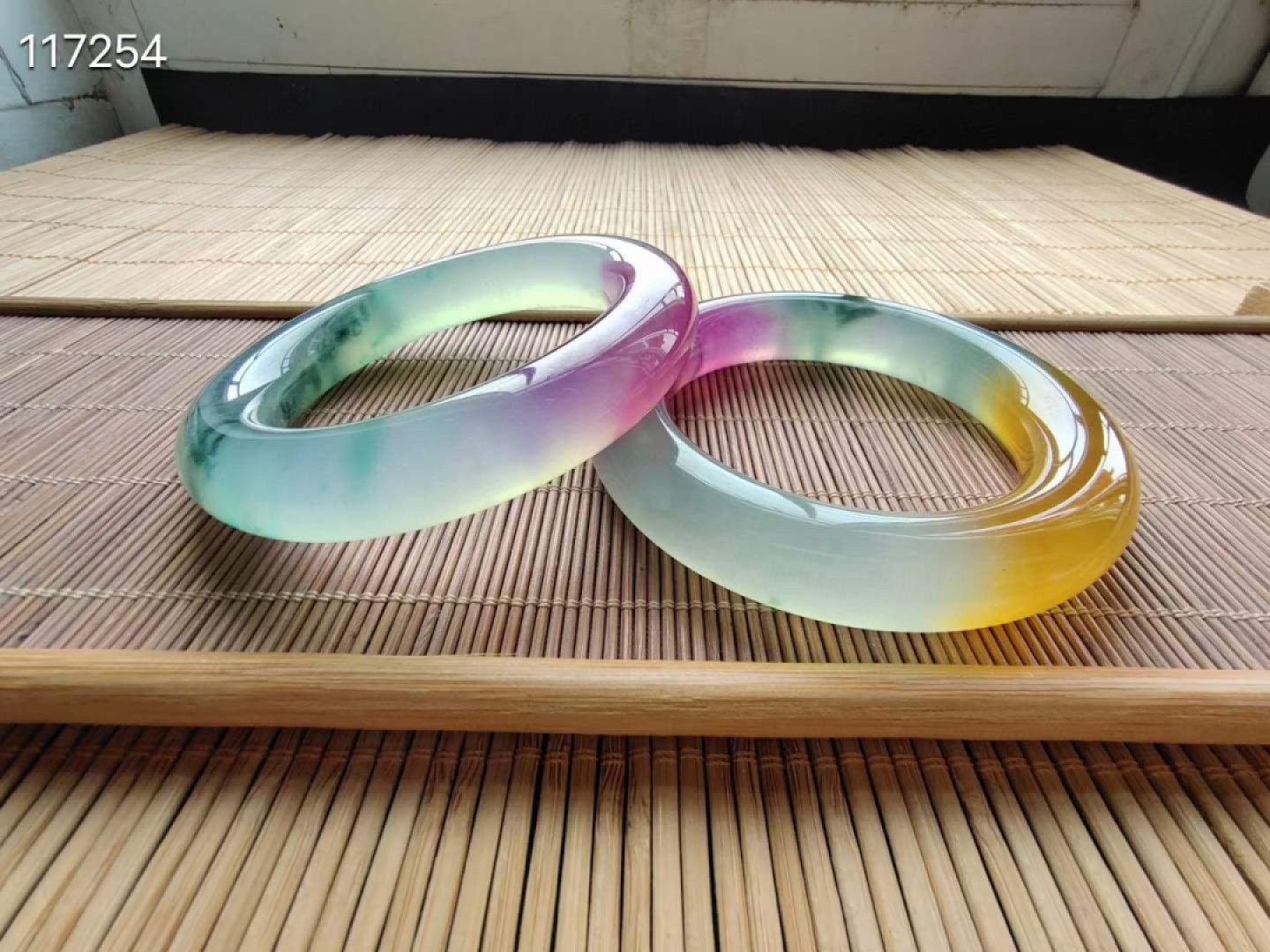 顶级龙石种多彩翡翠手镯一对