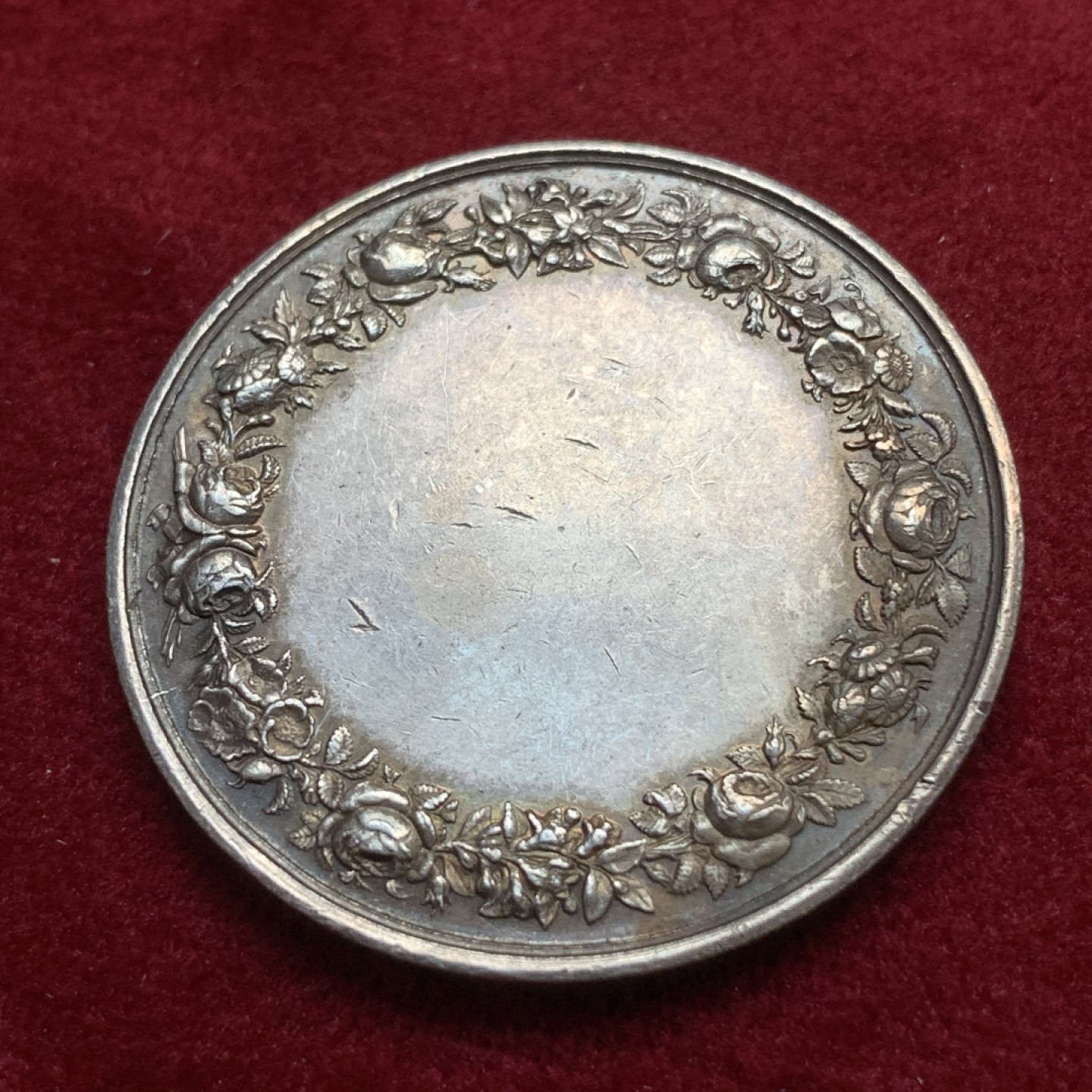 《竞宝斋》第75场-本周日，周一2场连拍（全场不限金额包邮） 法国 1860-1879年 银质 婚章 原始褒奖 磨损极小  大尺寸 22.62克  36.9mm直径 蜜蜂边铭 带银标 大规格