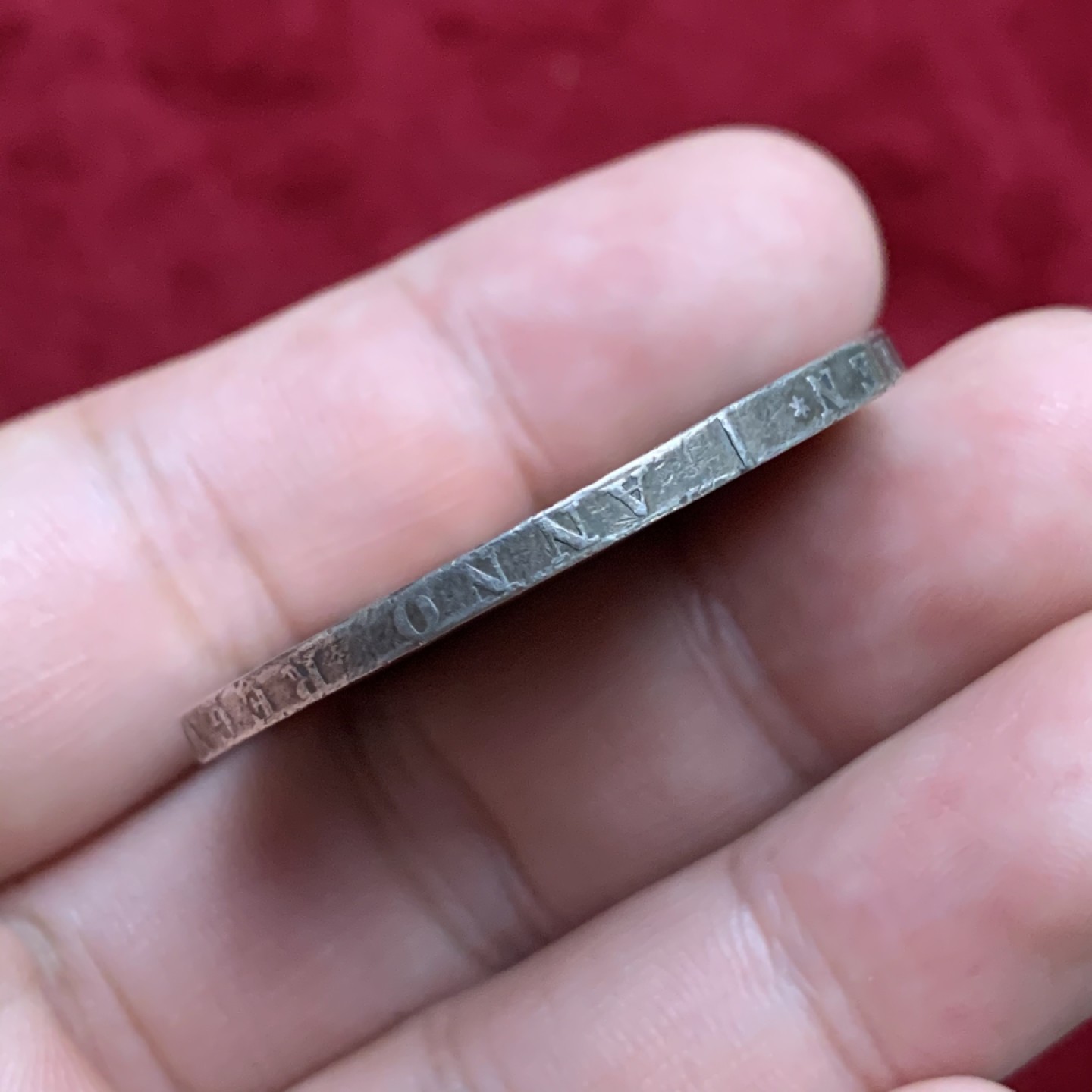 《竞宝斋》第75场-本周日，周一2场连拍（全场不限金额包邮） 好状态  英国 1900年 维多利亚批纱马剑克朗 绚丽紫包浆 状态不错