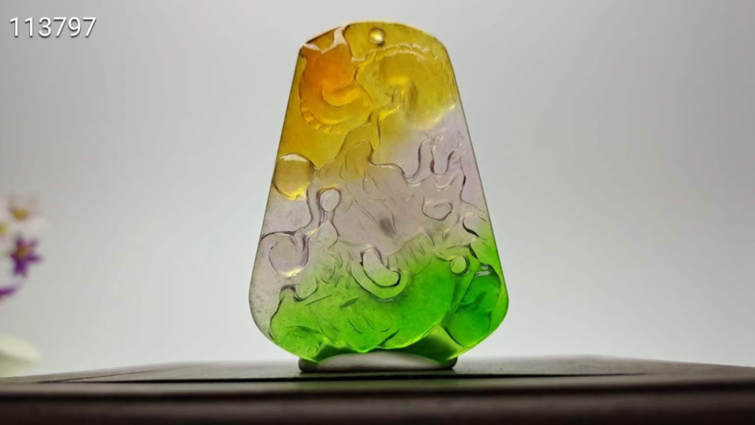 级龙石种多彩翡翠龙挂件，整料雕刻，水头超好，超级完美       