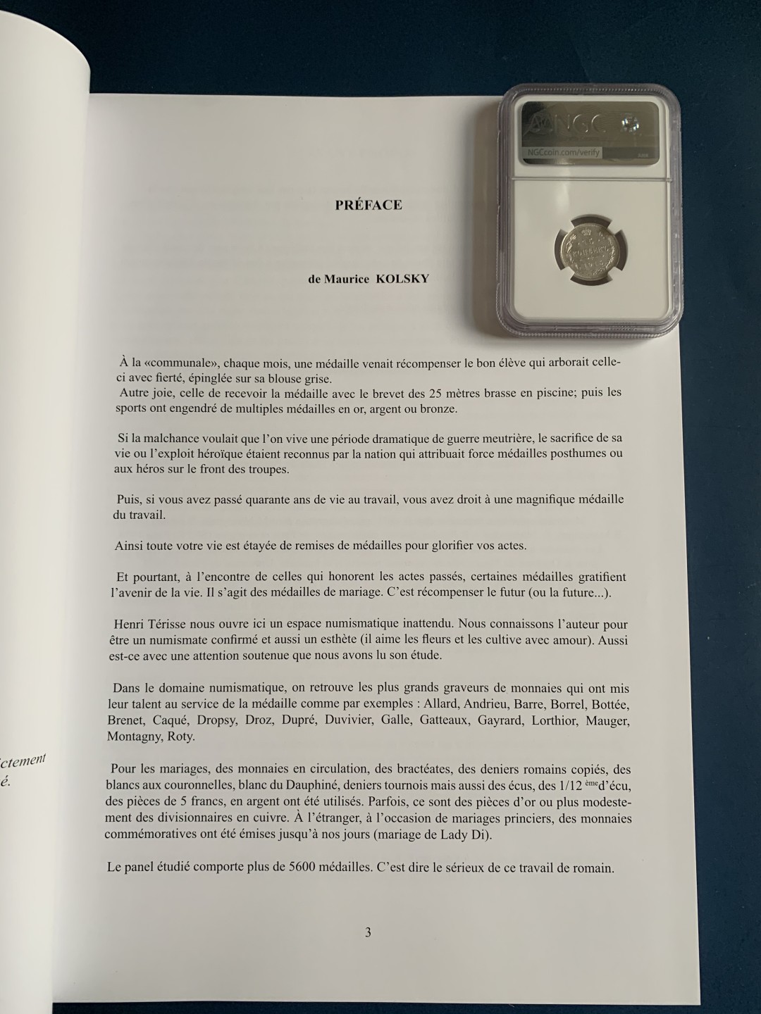 《竞宝斋》第75场-本周日，周一2场连拍（全场不限金额包邮） 法国 结婚 纪念章 目录  厚达 320页 重达1.6公斤 A4纸大小 亏运费的品种 不过介绍的非常详细  版本众多