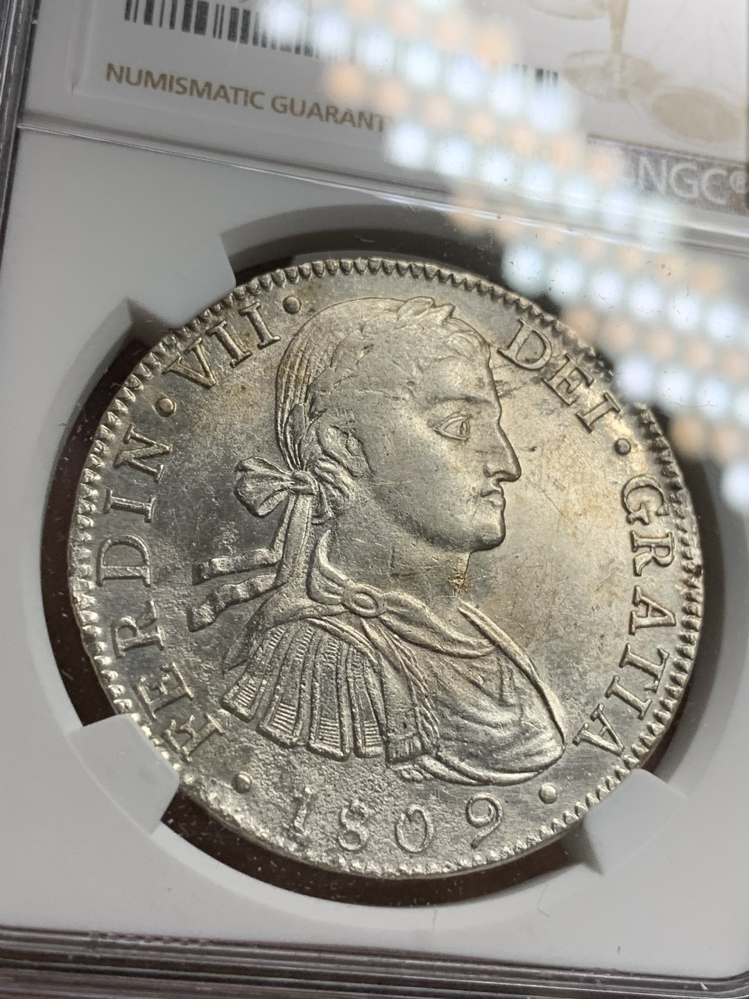 《竞宝斋》第75场-本周日，周一2场连拍（全场不限金额包邮） NGC-UNC  墨西哥1809年 费迪南七世 8R双柱银币 过渡年份 臆造头像 双面深打  背面寒光照人