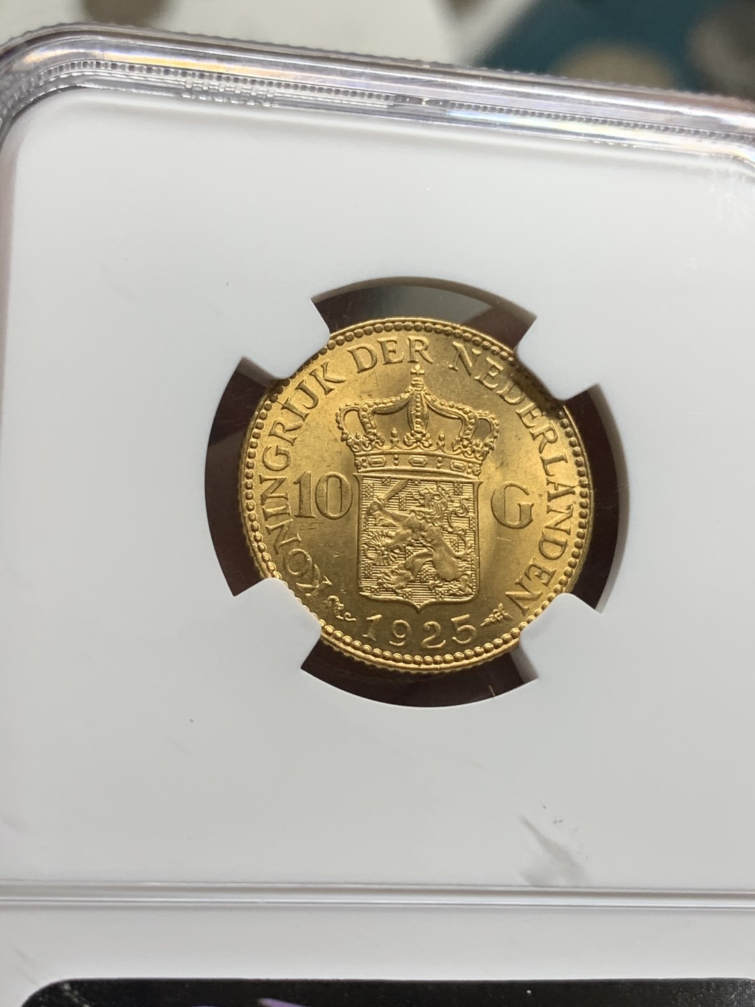 《竞宝斋》第75场-本周日，周一2场连拍（全场不限金额包邮） NGC MS64 原光荷兰1925年威廉明娜女王10盾金币6.73克