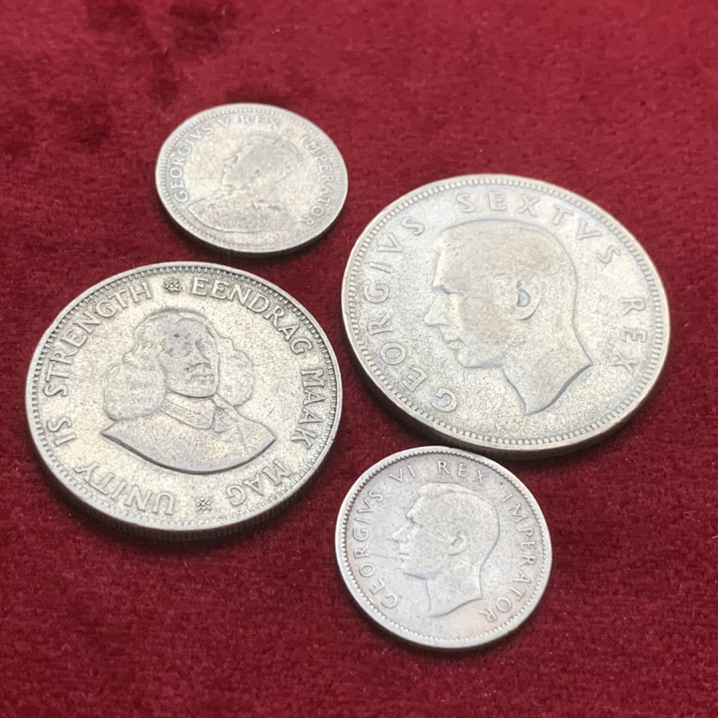 《竞宝斋》第75场-本周日，周一2场连拍（全场不限金额包邮） 英属南非 银币4枚一组 1952年乔六2.5先令银币， 1933年乔五6D，1940年乔六6D银币，1963年20分银币各1枚