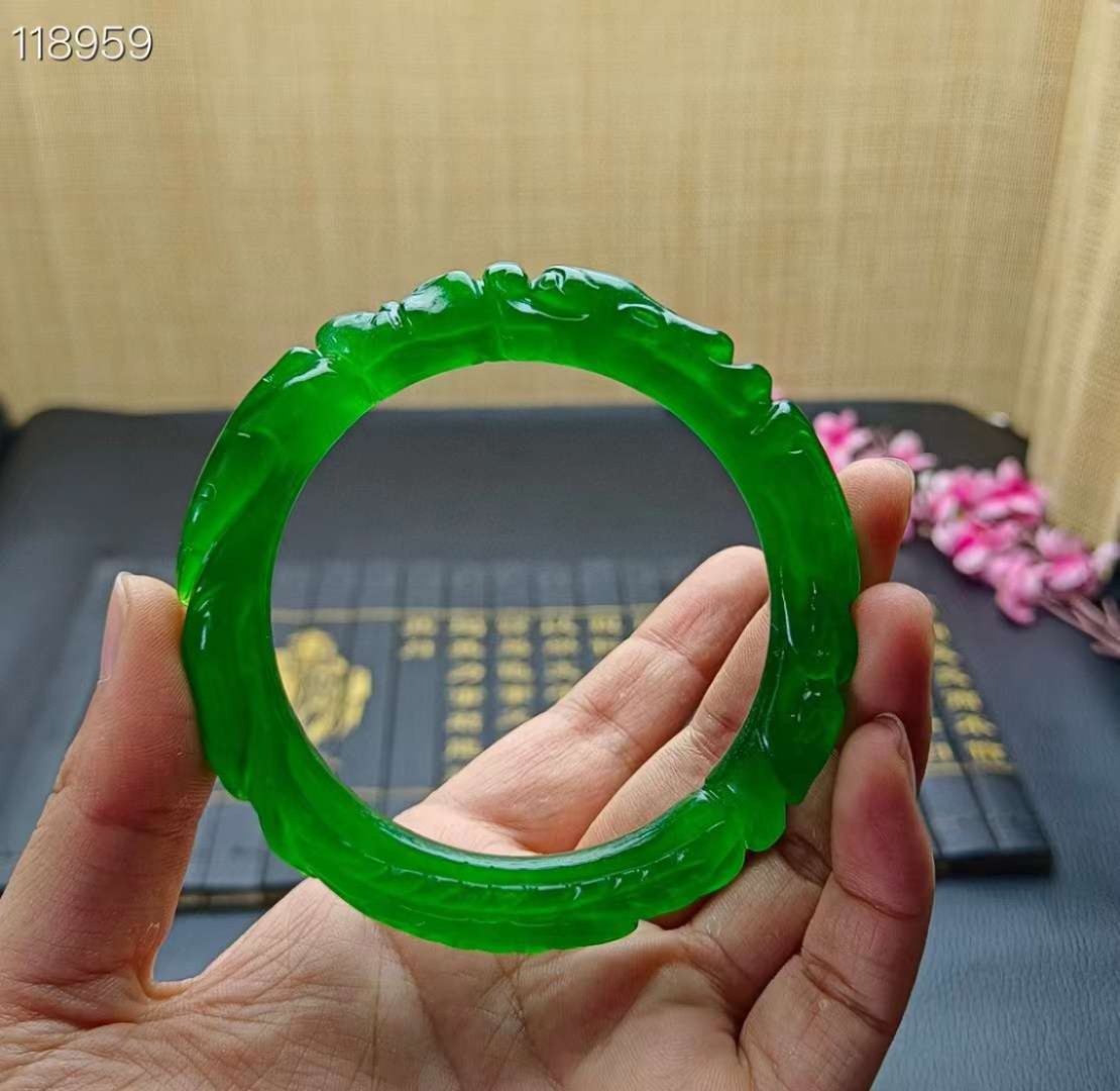顶级龙石种翡翠雕花手镯一对
