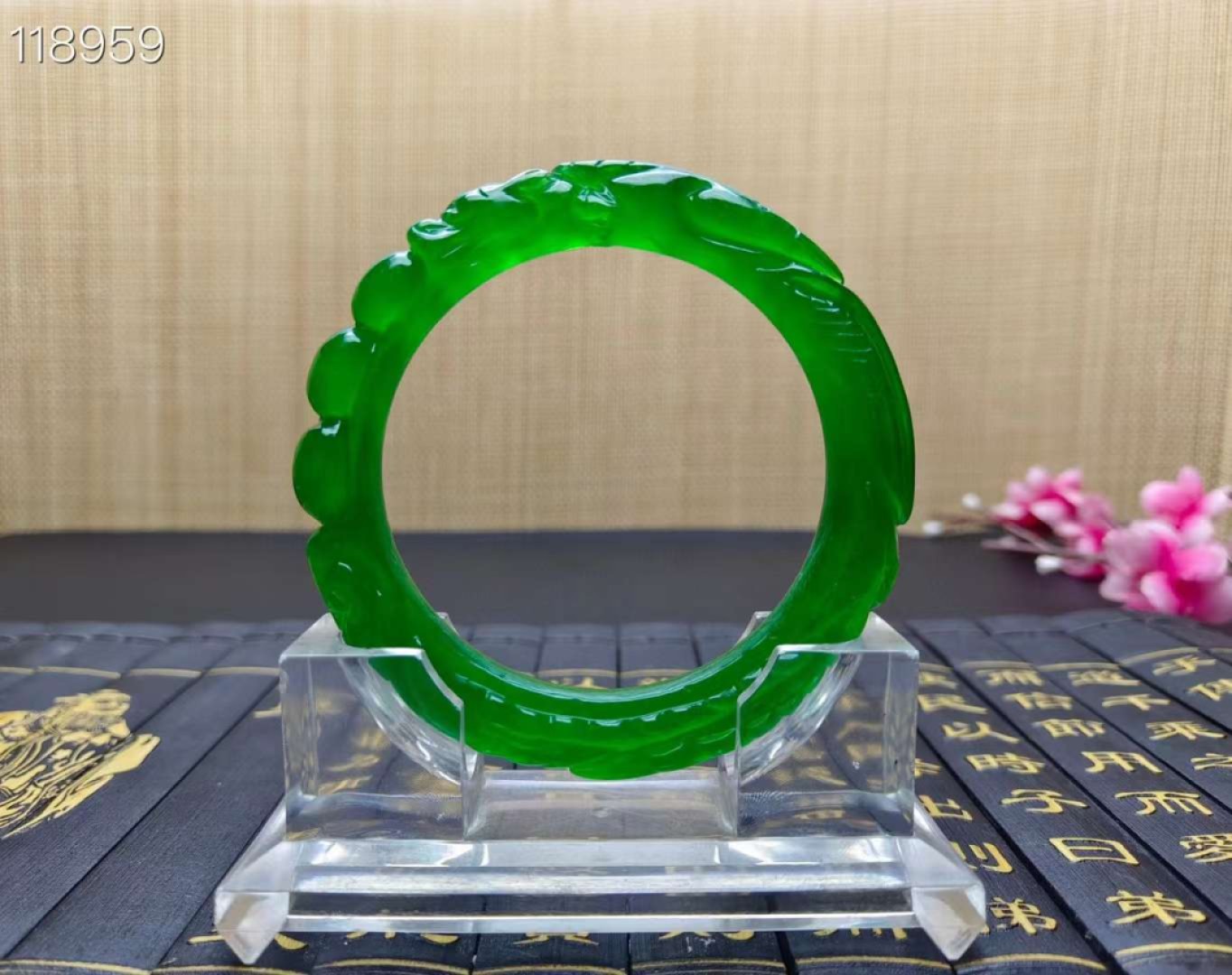 顶级龙石种翡翠雕花手镯一对