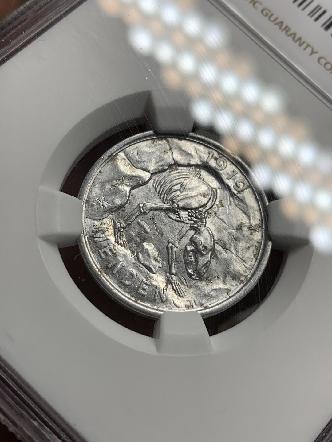 《竞宝斋》第75场-本周日，周一2场连拍（全场不限金额包邮） NGC MS62 德国 1919年 NGC 数据库仅3枚唯一亚军分  少见疑似标签错误，德紧大热门门登洞熊50芬尼铝币