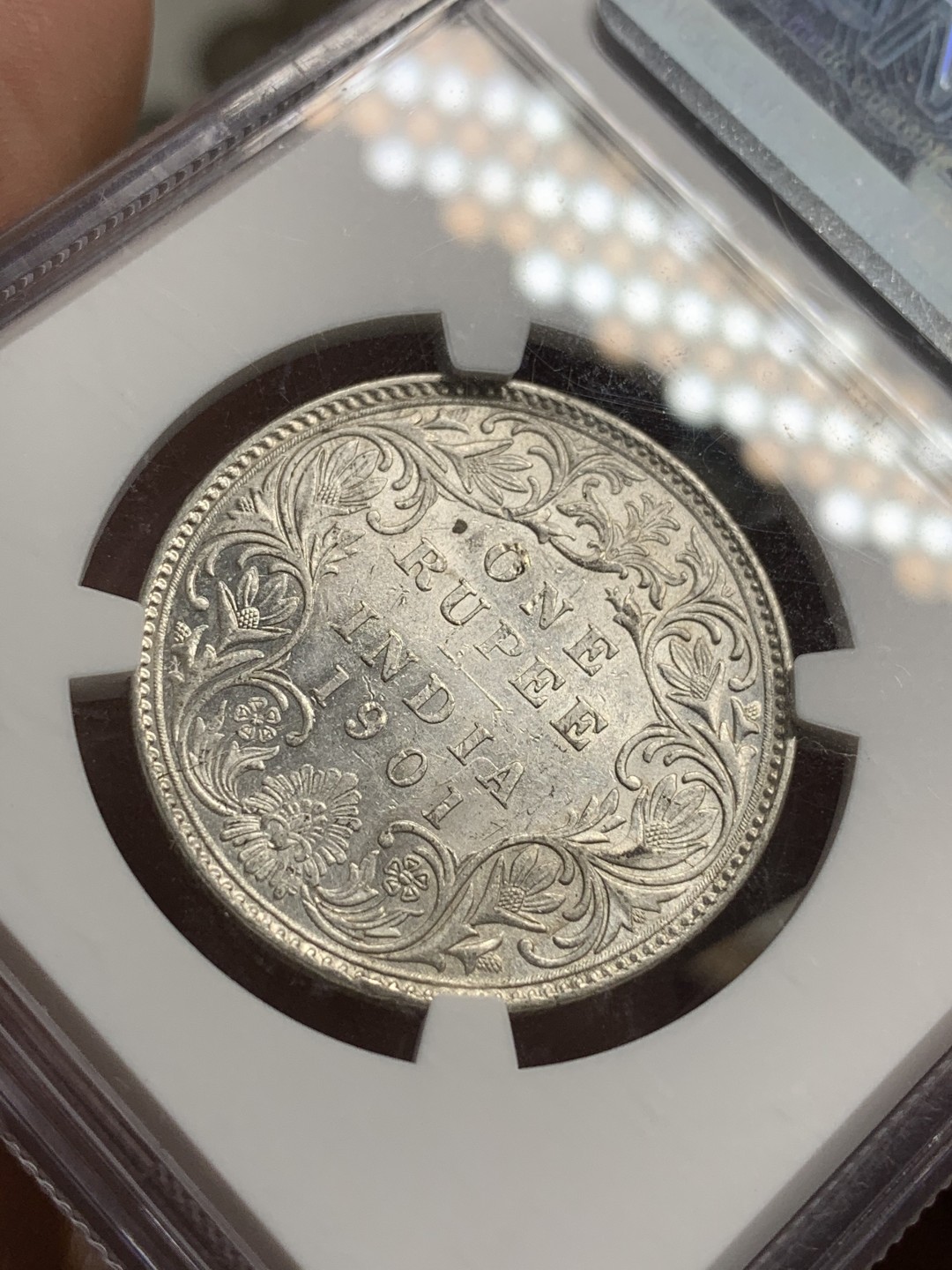 《竞宝斋》第75场-本周日，周一2场连拍（全场不限金额包邮） NGC MS 60英属印度1901B 维多利亚女王 1卢比银币 底板光亮 细节非常好