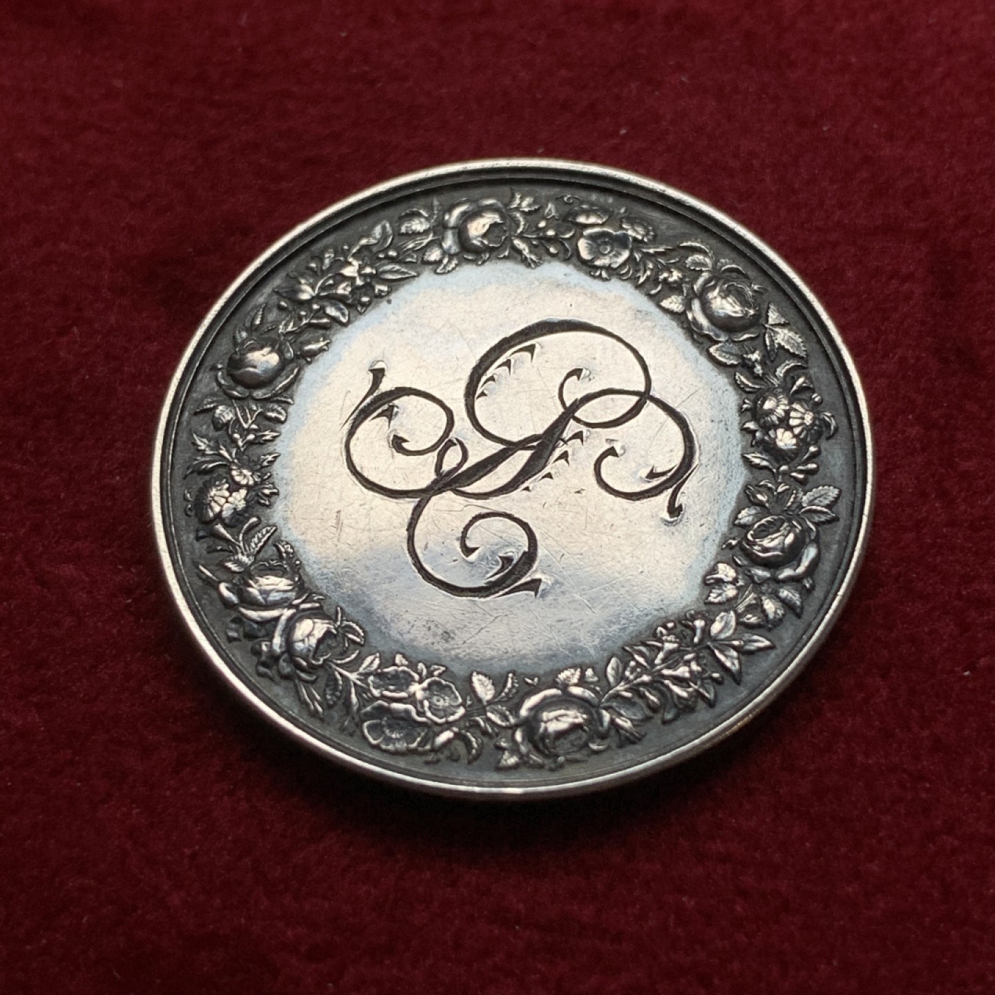《竞宝斋》第75场-本周日，周一2场连拍（全场不限金额包邮） 法国 1880-1898年 银质 婚章 整体温润 背面带花体字母雕刻 比较少见  14.2克  30.2mm直径 丰饶角边铭 带银标 