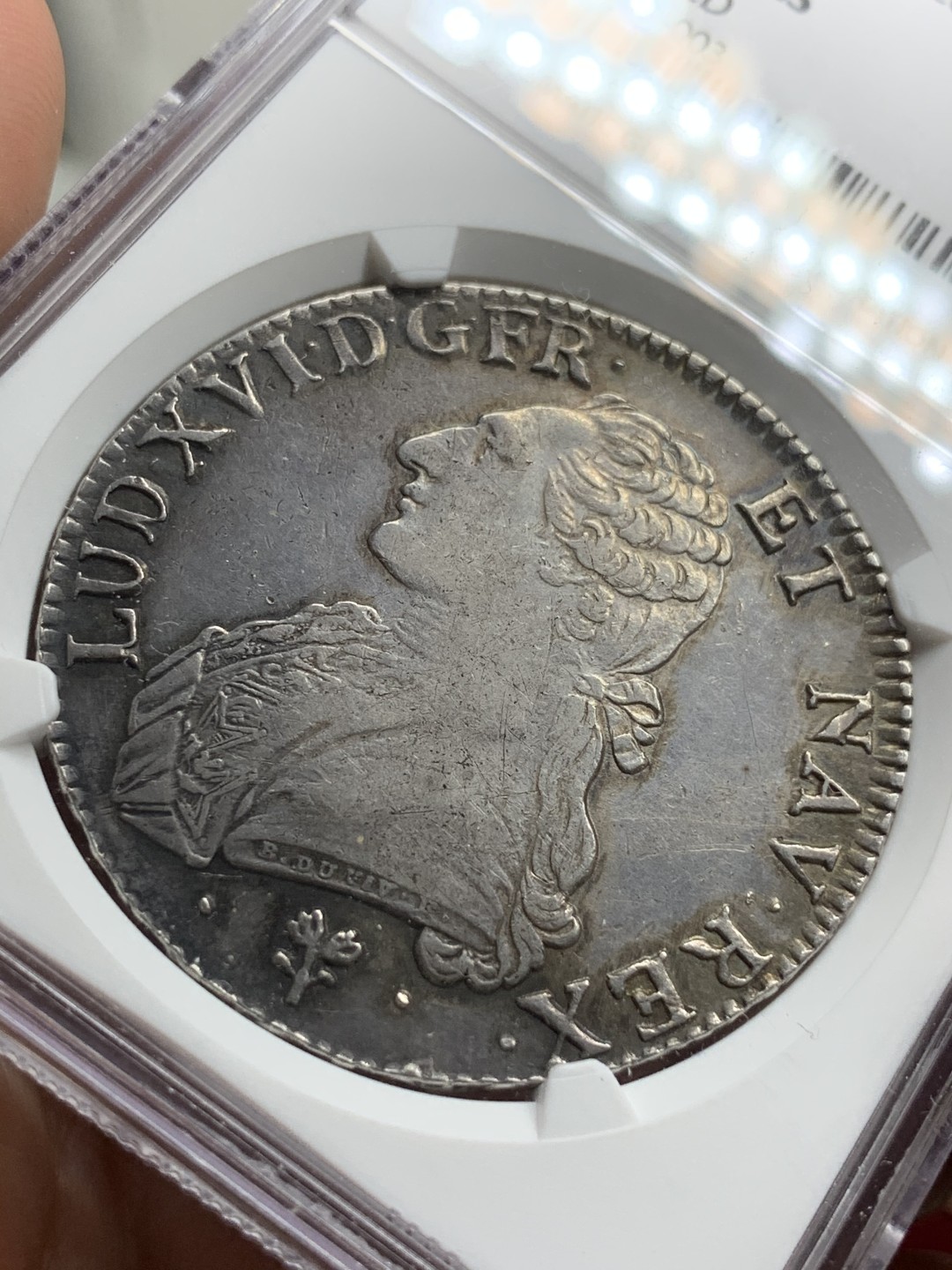 《竞宝斋》第75场-本周日，周一2场连拍（全场不限金额包邮）  NGC-AU 法国1787-L 路易十六 1ECU 大银币 稀少厂名 能上AU的非常难得 老包浆没给分很可惜