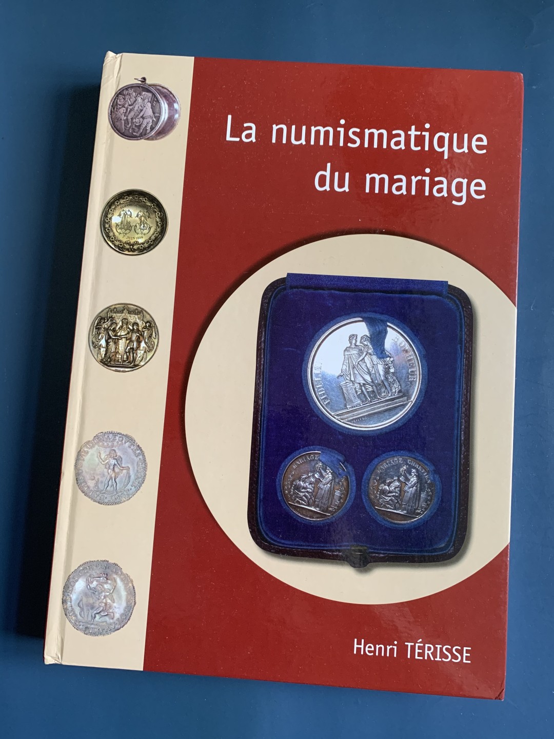 《竞宝斋》第75场-本周日，周一2场连拍（全场不限金额包邮） 法国 结婚 纪念章 目录  厚达 320页 重达1.6公斤 A4纸大小 亏运费的品种 不过介绍的非常详细  版本众多