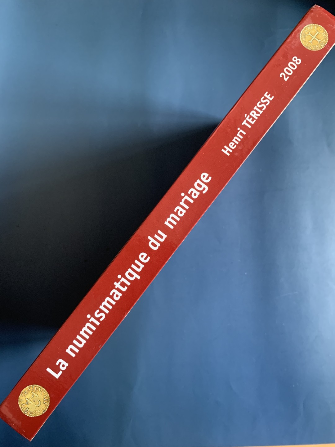 《竞宝斋》第75场-本周日，周一2场连拍（全场不限金额包邮） 法国 结婚 纪念章 目录  厚达 320页 重达1.6公斤 A4纸大小 亏运费的品种 不过介绍的非常详细  版本众多