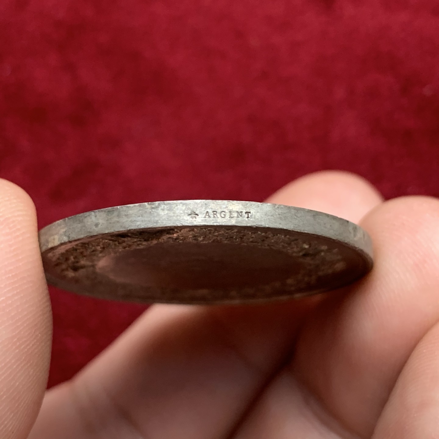 《竞宝斋》第75场-本周日，周一2场连拍（全场不限金额包邮） 法国 1860-1879年 银质 婚章 灰色包浆 底光明显  16克  33.7mm直径 蜜蜂边铭 带银标 较大规格