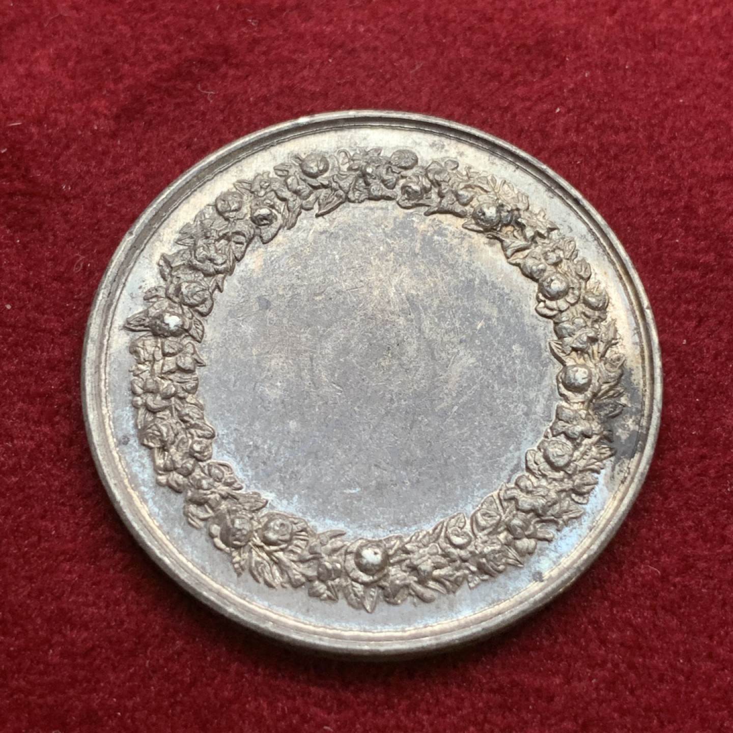 《竞宝斋》第75场-本周日，周一2场连拍（全场不限金额包邮） 法国 1860-1879年 银质 婚章 灰色包浆 底光明显  16克  33.7mm直径 蜜蜂边铭 带银标 较大规格