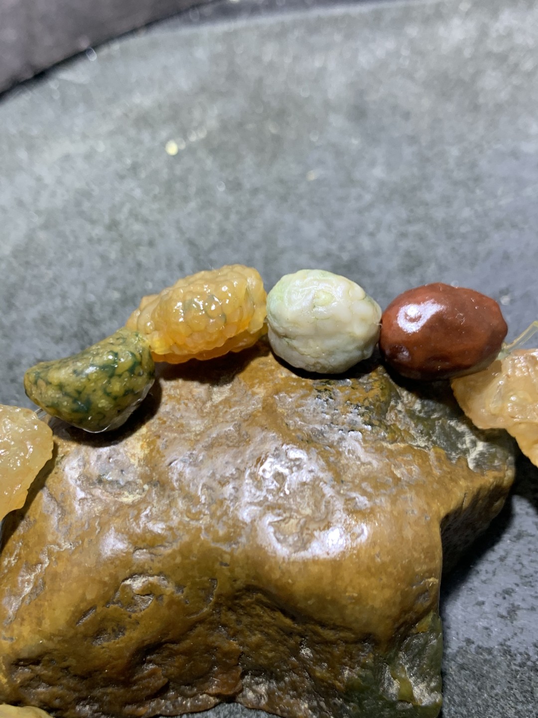 精美筋脉石老料原石手串一条