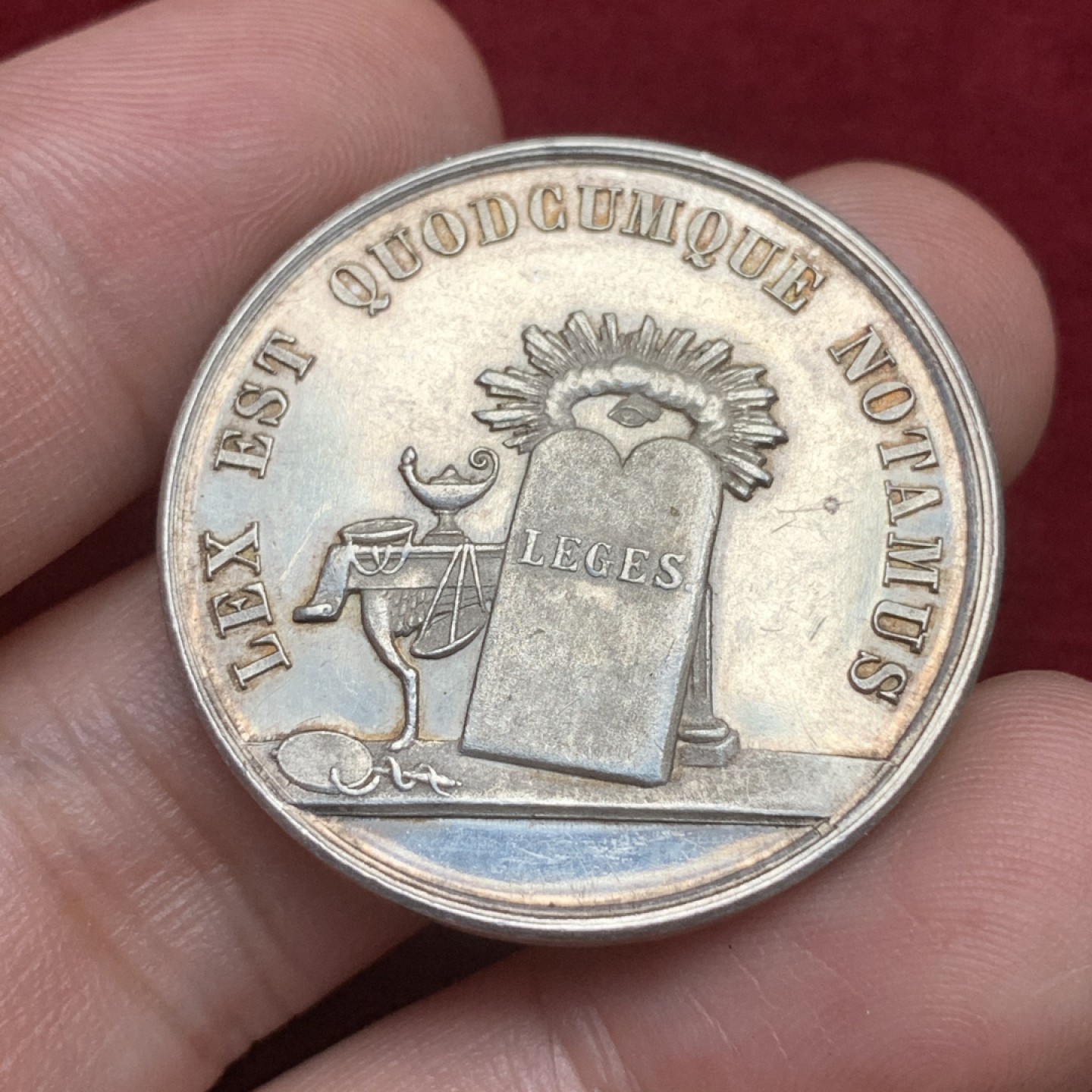 《竞宝斋》第75场-本周日，周一2场连拍（全场不限金额包邮） 法国  1880-1898 年 无记名 圆形 银质公证人 代币 13.6克 33.1mm直径 整体状态好PL感十足 手指边铭 带银标