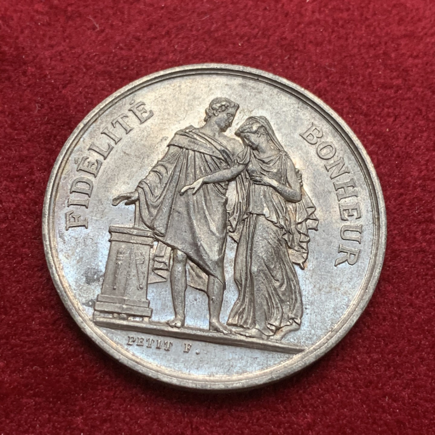 《竞宝斋》第75场-本周日，周一2场连拍（全场不限金额包邮） 法国 1860-1879年 银质 婚章 灰色包浆 底光明显  16克  33.7mm直径 蜜蜂边铭 带银标 较大规格