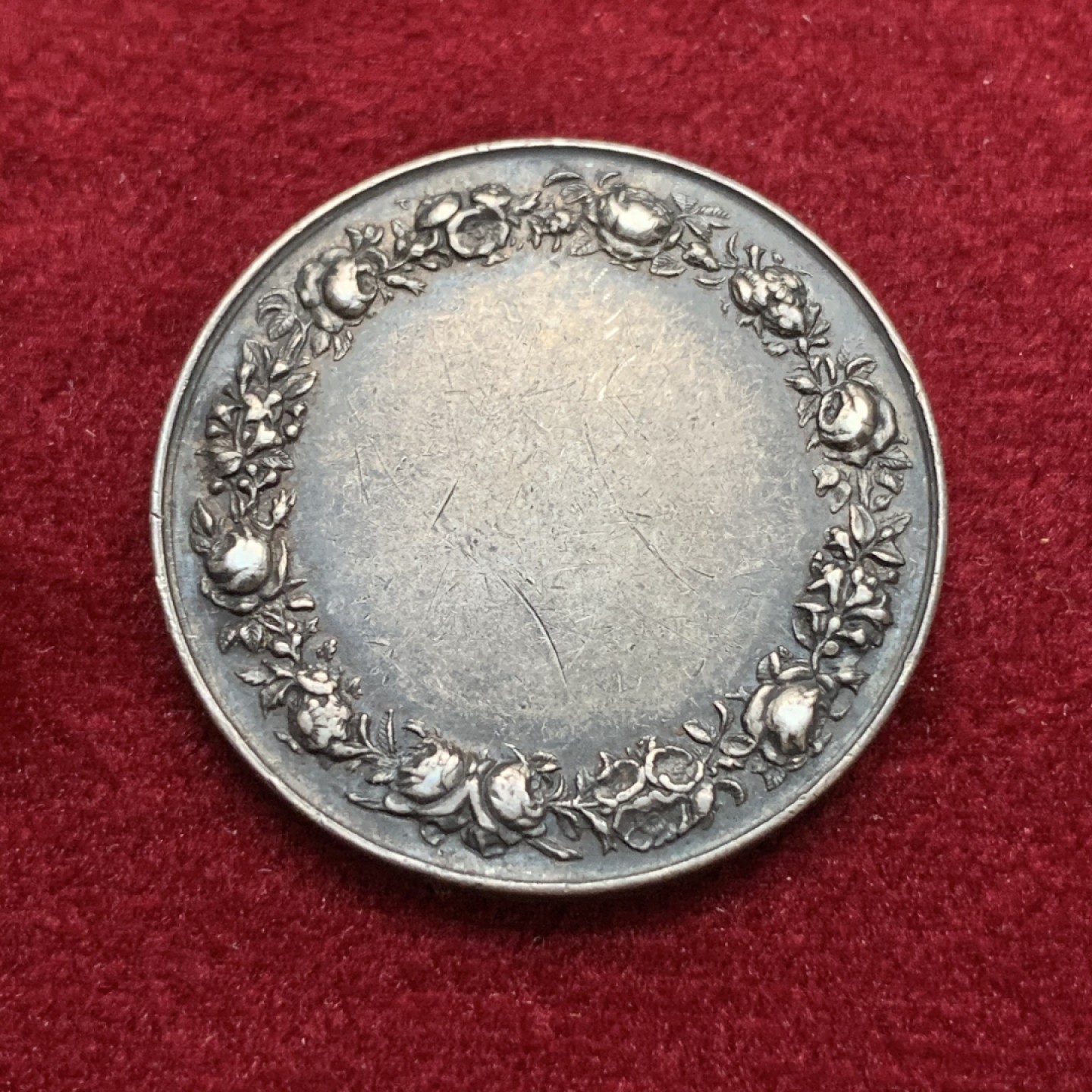 《竞宝斋》第75场-本周日，周一2场连拍（全场不限金额包邮） 法国 1880-1898年 银质 婚章 深彩包浆 神父细节都非常好  10.2克  27.3mm直径 丰饶角边铭 带银标 