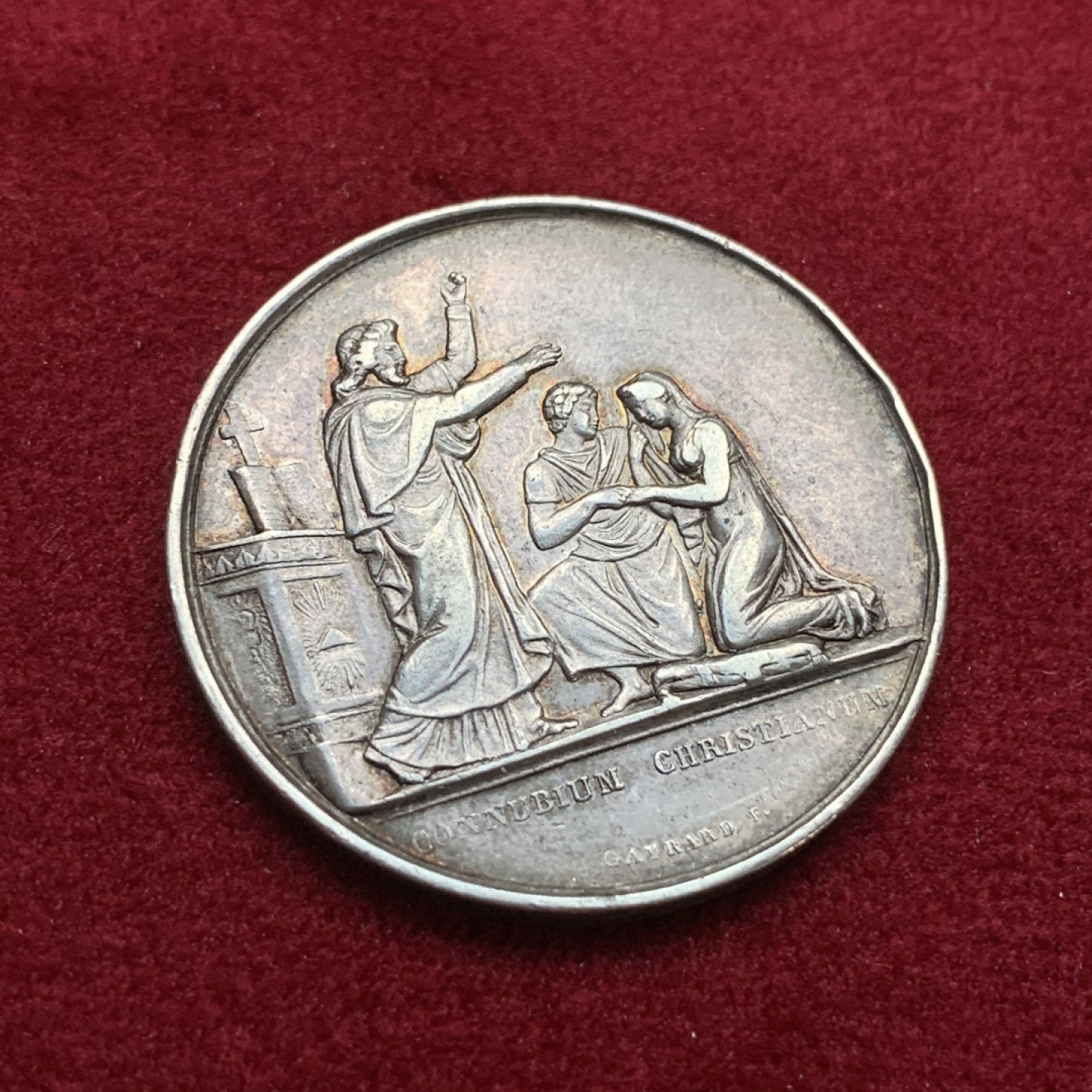 《竞宝斋》第75场-本周日，周一2场连拍（全场不限金额包邮） 法国 1858年 银质 婚章 淡金包浆 背面有花体雕刻 边上结婚的铭文 非常少见   16.1克  33.4mm直径 手指边铭 带银标 