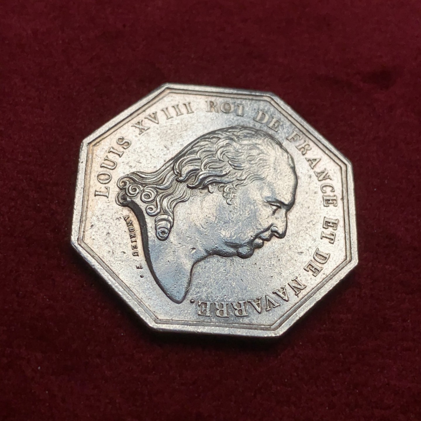 《竞宝斋》第75场-本周日，周一2场连拍（全场不限金额包邮） 法国 1809年 路易十八 银质 八角 代币 长发飘飘  较为少见 13.1克 对角34.3mm