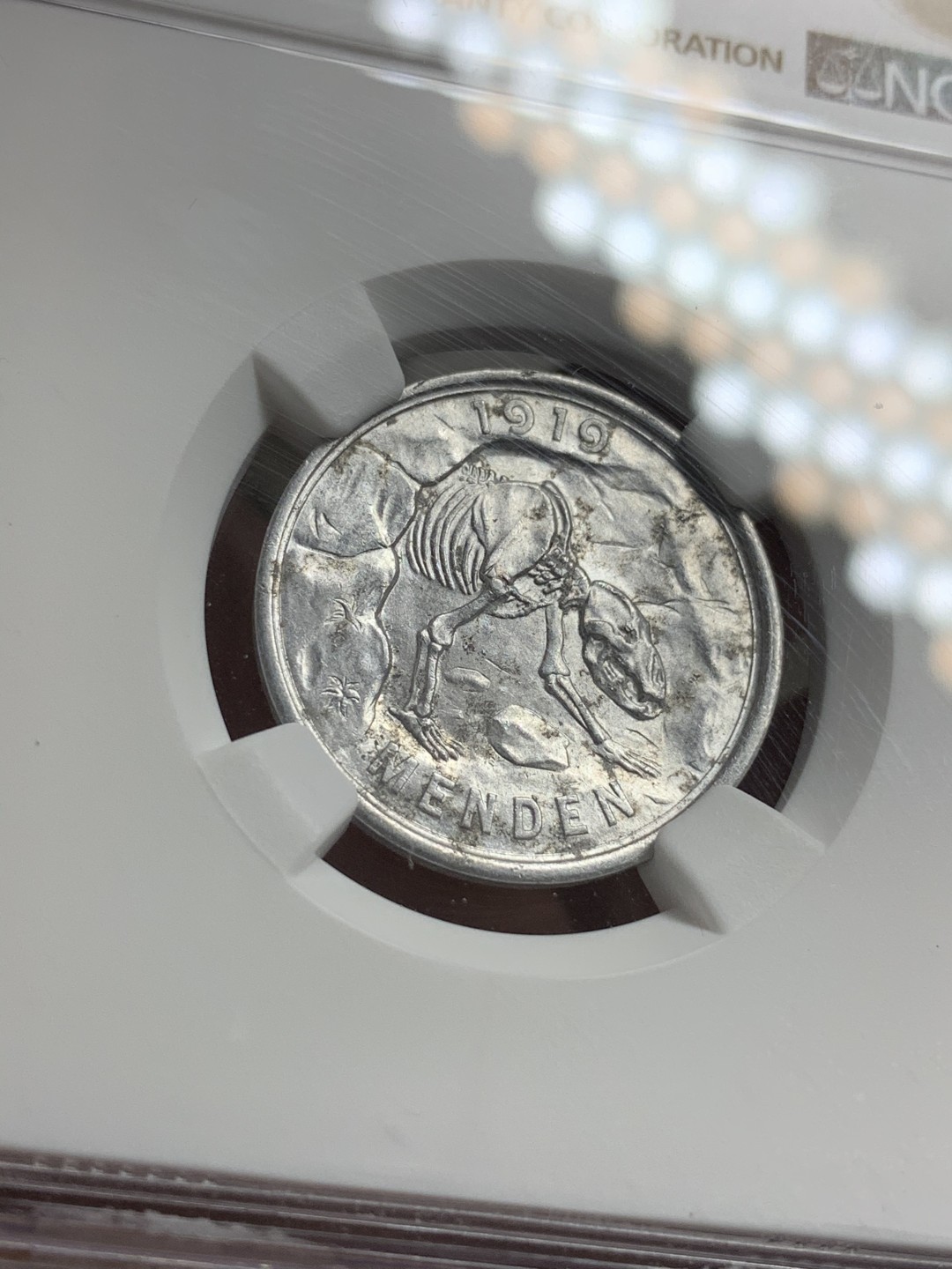 《竞宝斋》第75场-本周日，周一2场连拍（全场不限金额包邮） NGC MS62 德国 1919年 NGC 数据库仅3枚唯一亚军分  少见疑似标签错误，德紧大热门门登洞熊50芬尼铝币