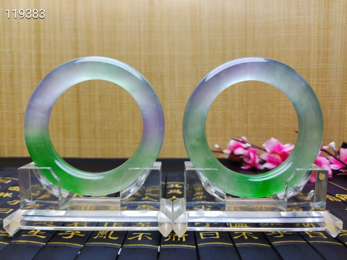 龙石种飘花翡翠手镯一对，口径56，重108.8/107.9克 