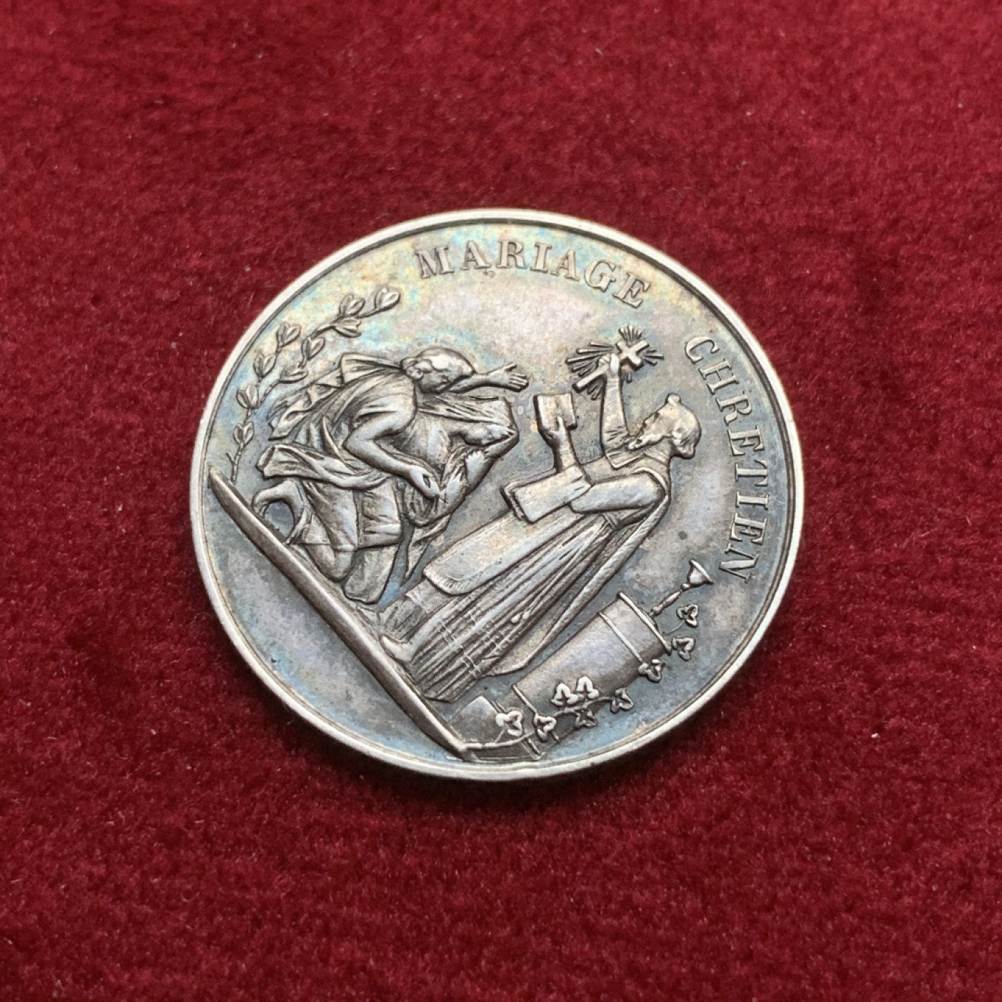 《竞宝斋》第75场-本周日，周一2场连拍（全场不限金额包邮） 法国 1860-1879年 银质 婚章 细节精致 整体包浆均匀  5.7克  24mm直径 蜜蜂边铭 带银标 