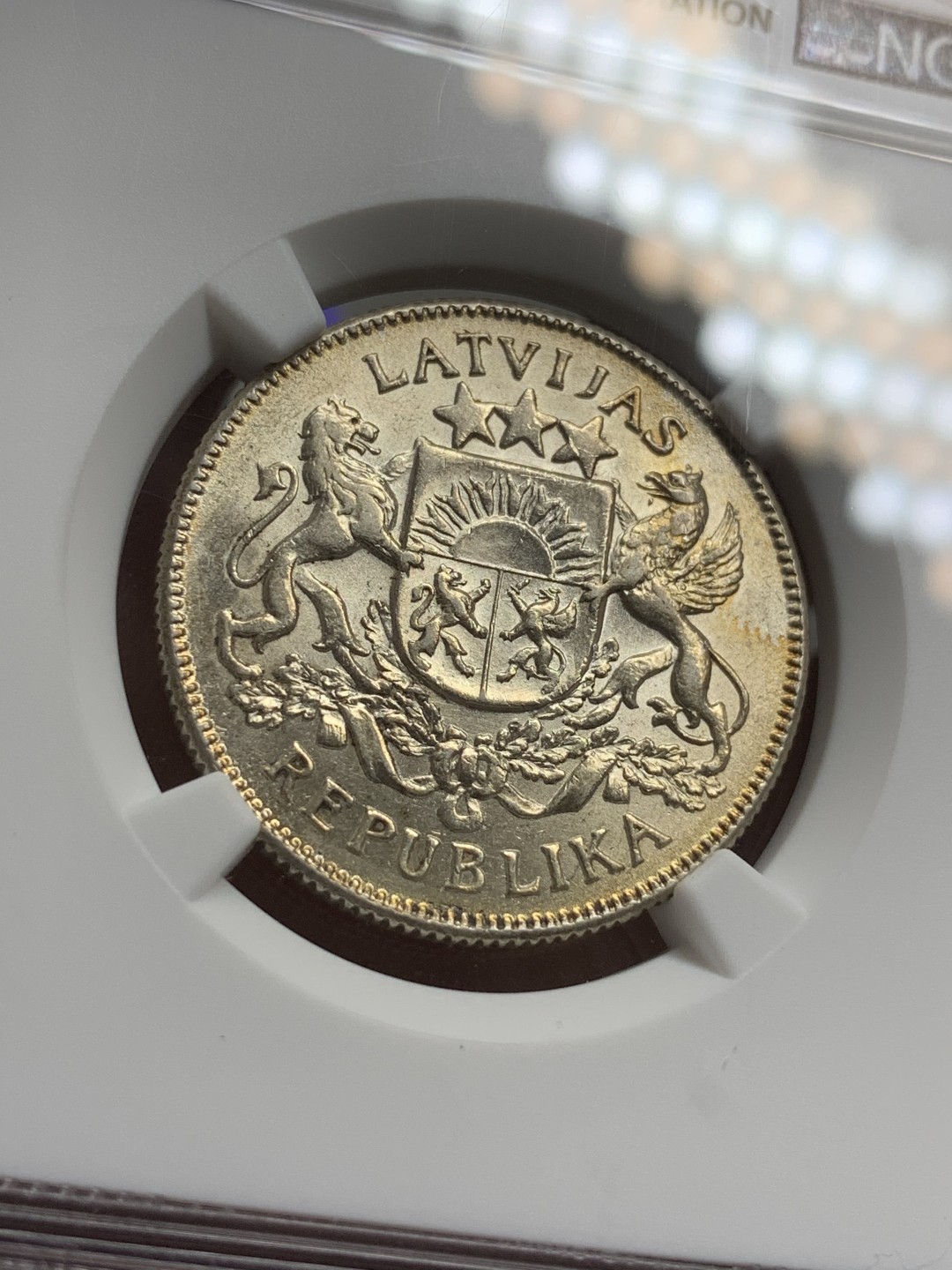 《竞宝斋》第75场-本周日，周一2场连拍（全场不限金额包邮） NGC-MS63 拉脱维亚1925年2拉特 底板丝滑光度好 带金色包浆 