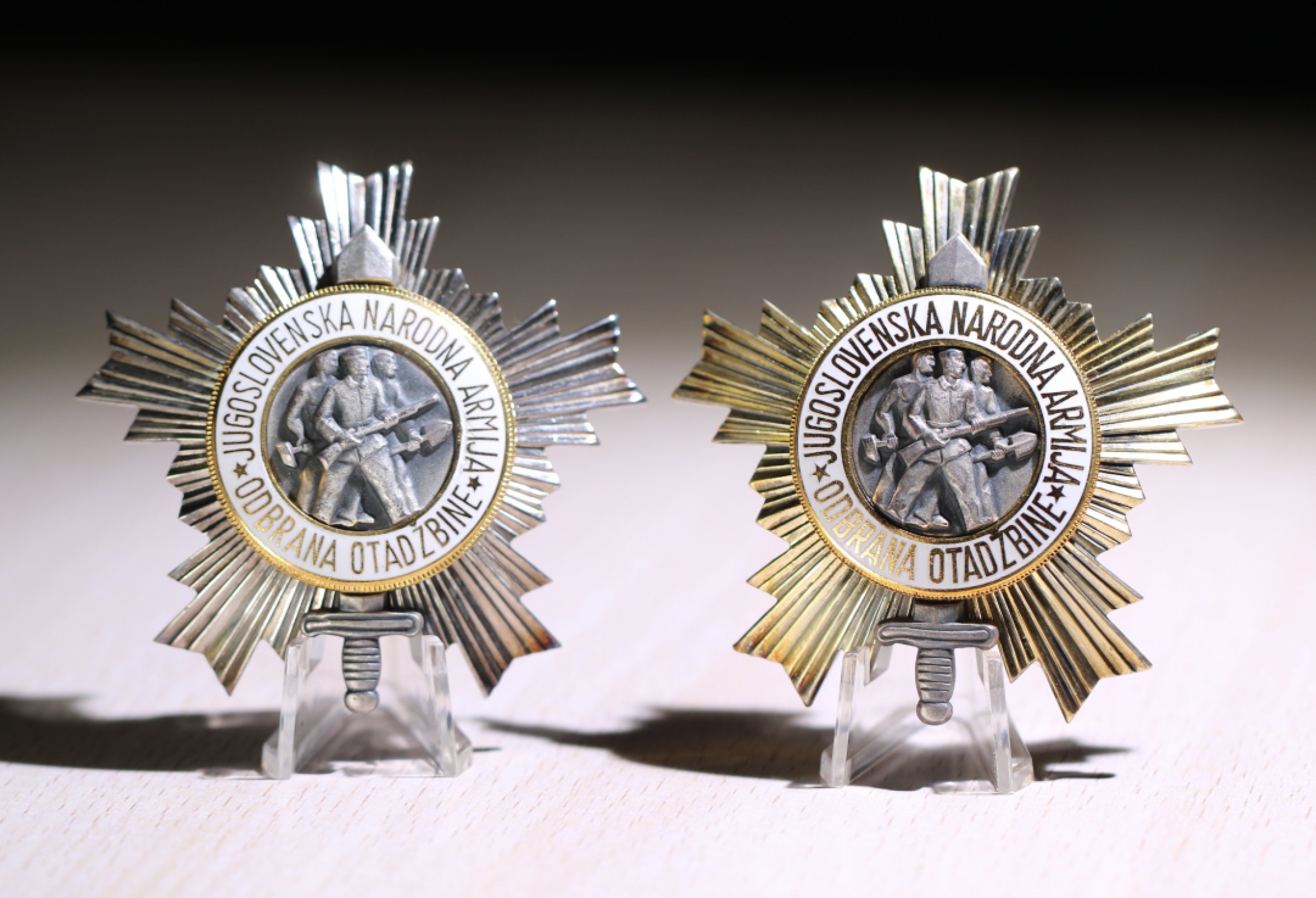 大猫徽章拍卖第197期 南斯拉夫人民军 二 三级勋章一组 银质好品