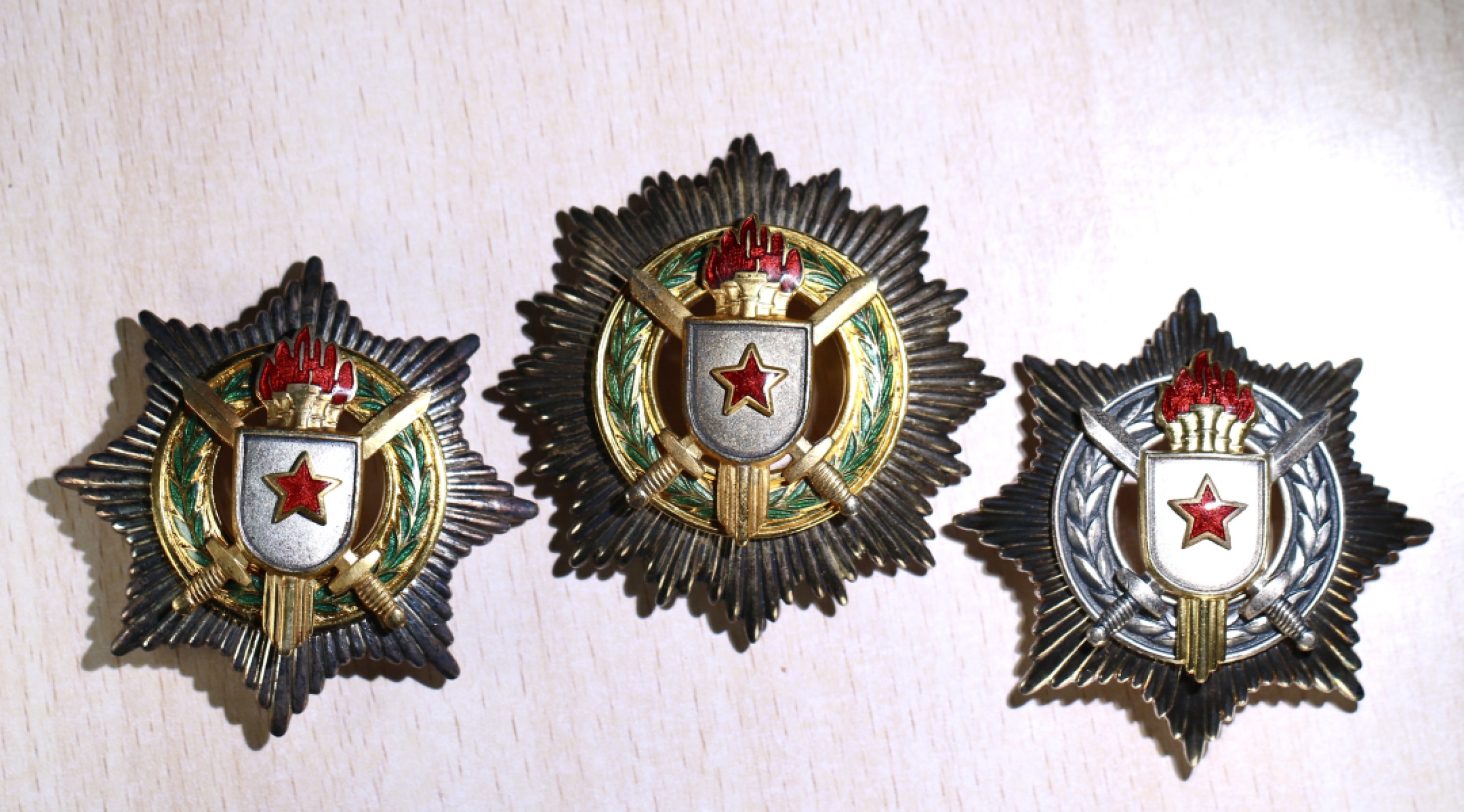 大猫徽章拍卖第197期 南斯拉夫一二三级军事功勋勋章 一组 全品 900银戳记