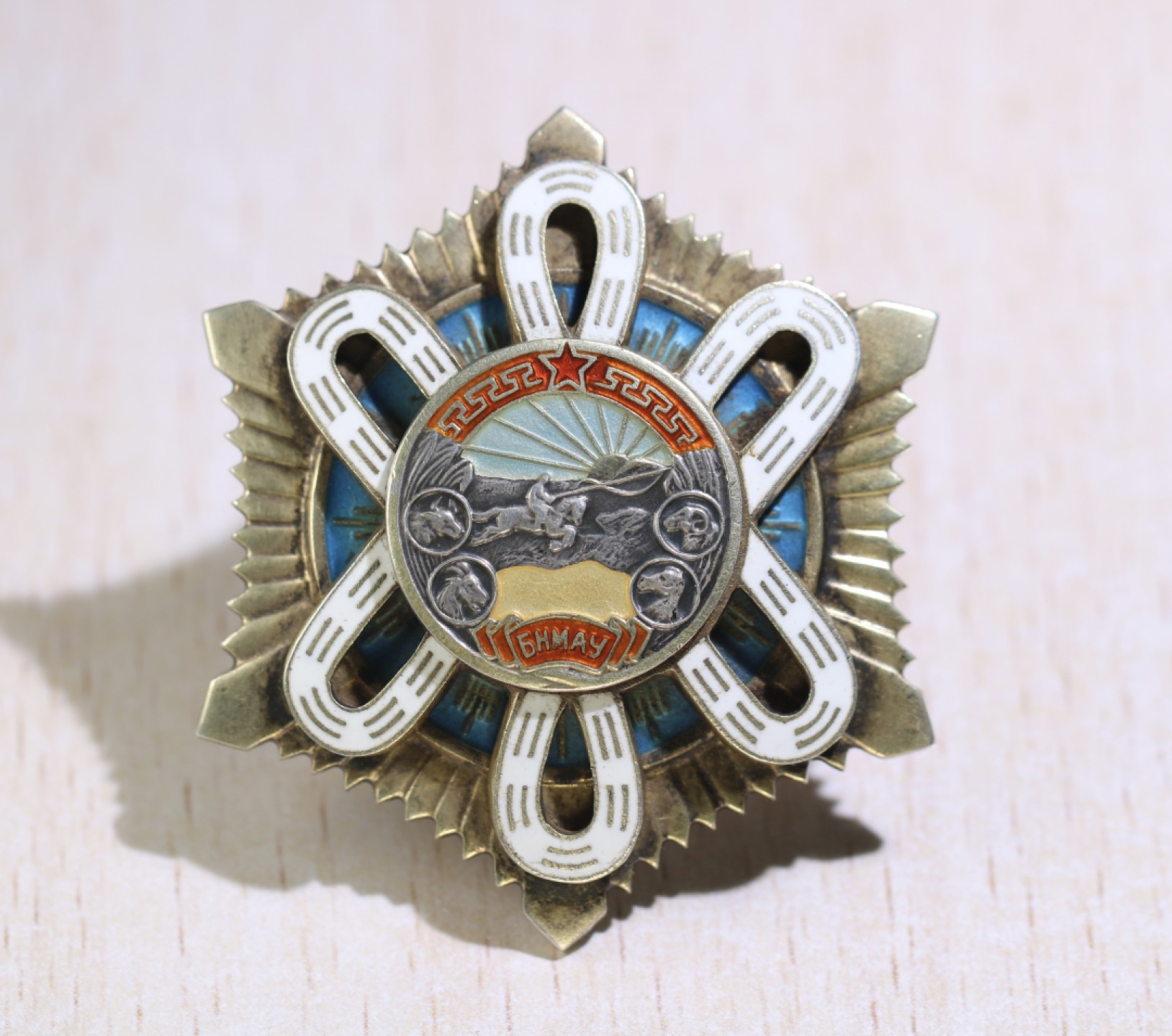 大猫徽章拍卖第197期 蒙古🇲🇳北极星勋章一对 银轮 其中一枚杆小锯 余完好