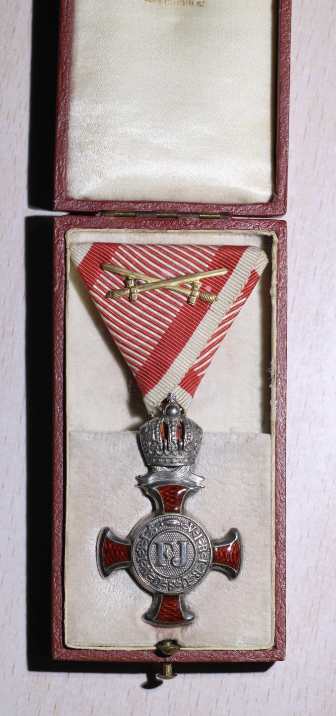 大猫徽章拍卖第197期 奥匈帝国银级功勋十字勋章 带双剑饰