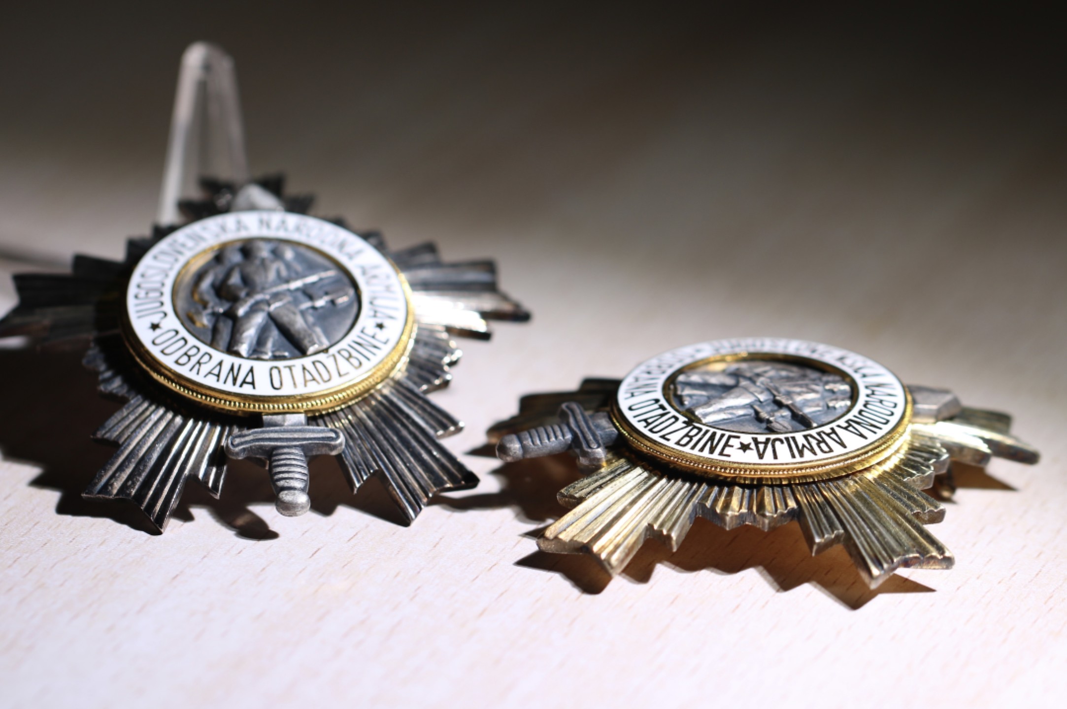 大猫徽章拍卖第197期 南斯拉夫人民军 二 三级勋章一组 银质好品