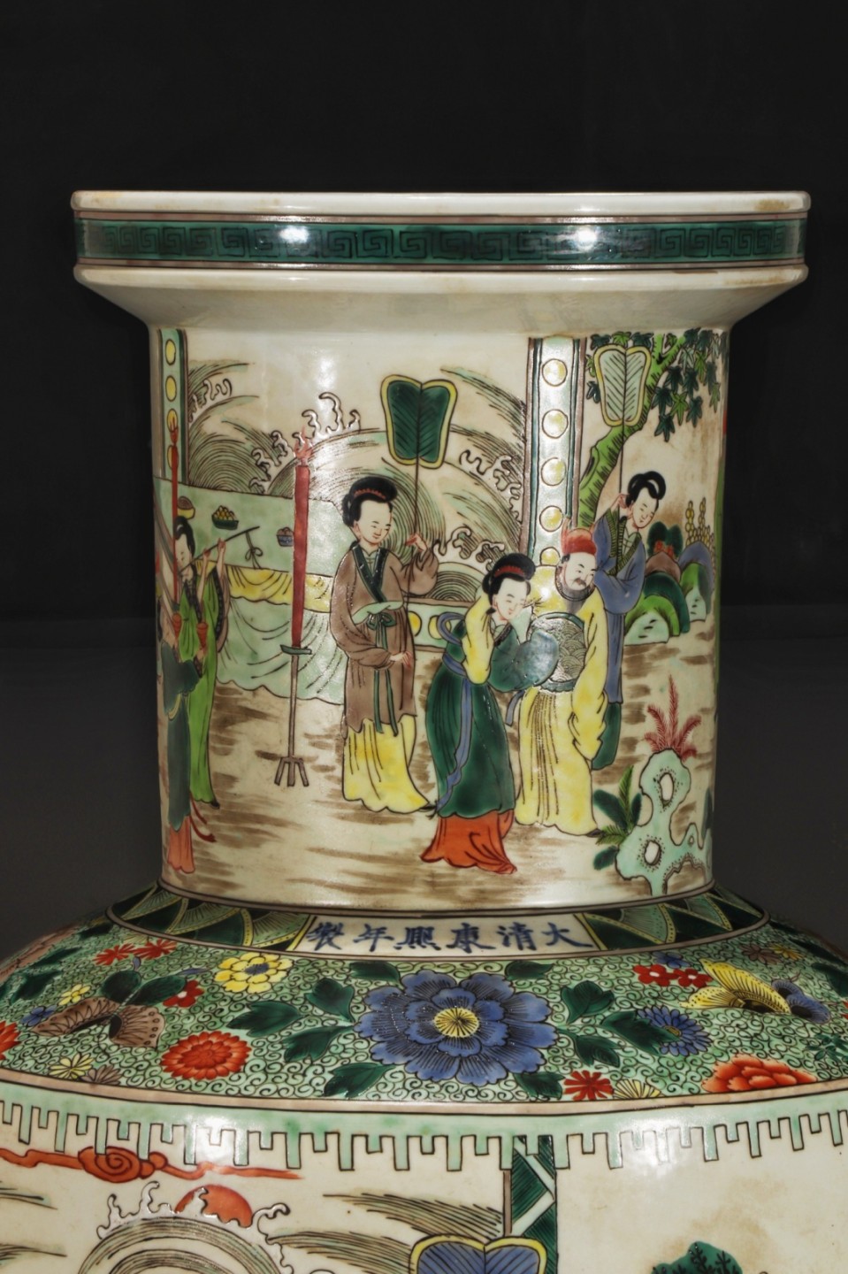 美品·款识“大清康熙年制”精工细作满工青花五彩人物故事纹棒槌瓶一对。