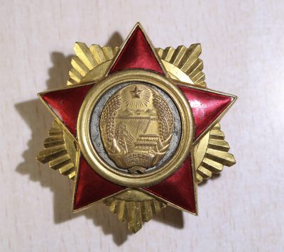 大猫徽章拍卖第197期 - 朝鲜🇰🇵 人民军创建纪念勋章 铜质好品