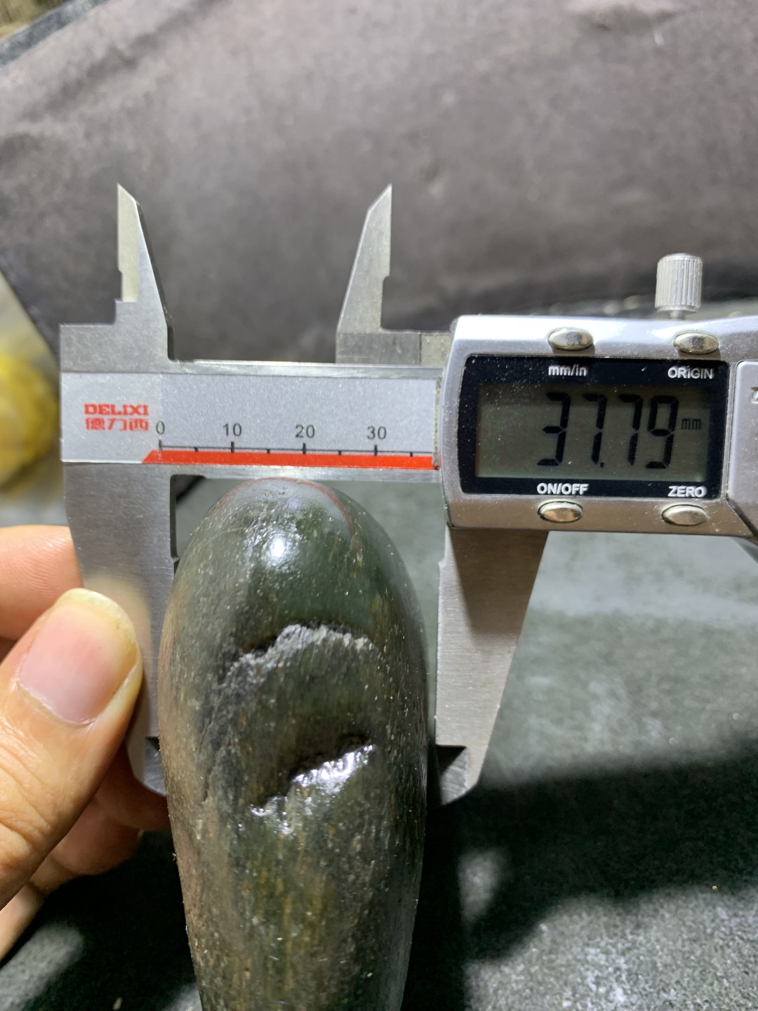 和田玉特色老皮独籽一颗，