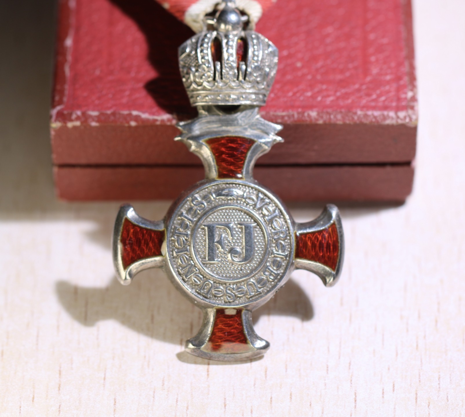 大猫徽章拍卖第197期 奥匈帝国银级功勋十字勋章 带双剑饰