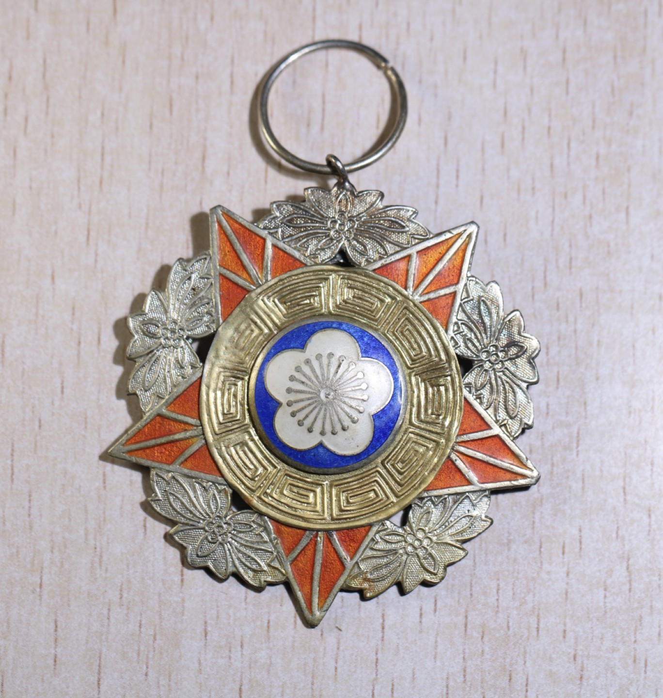 大猫徽章拍卖第197期 国民政府陆海空军奖章  甲种二等 银质 