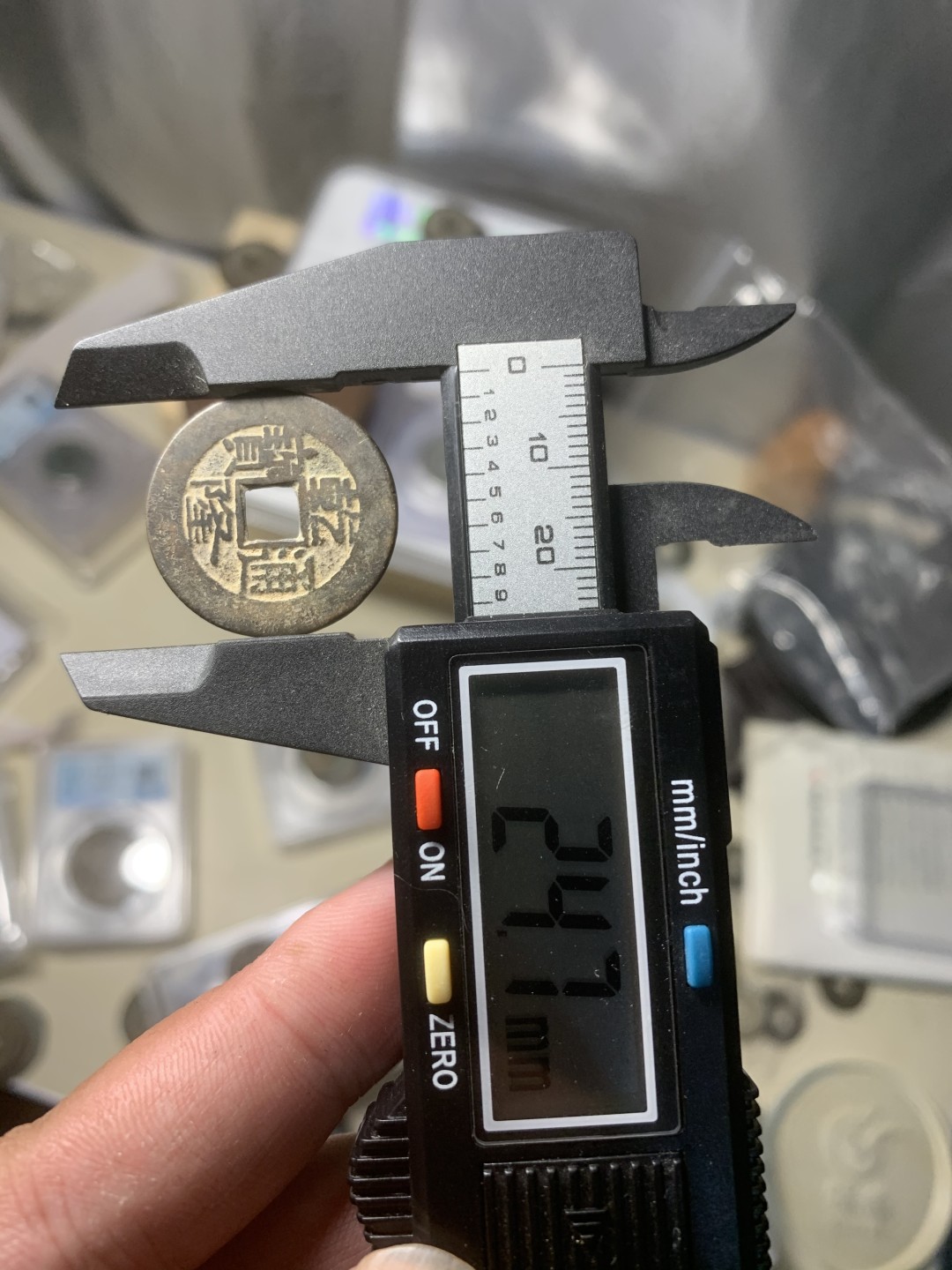 免手续费邮币 美品黑漆古乾隆通宝