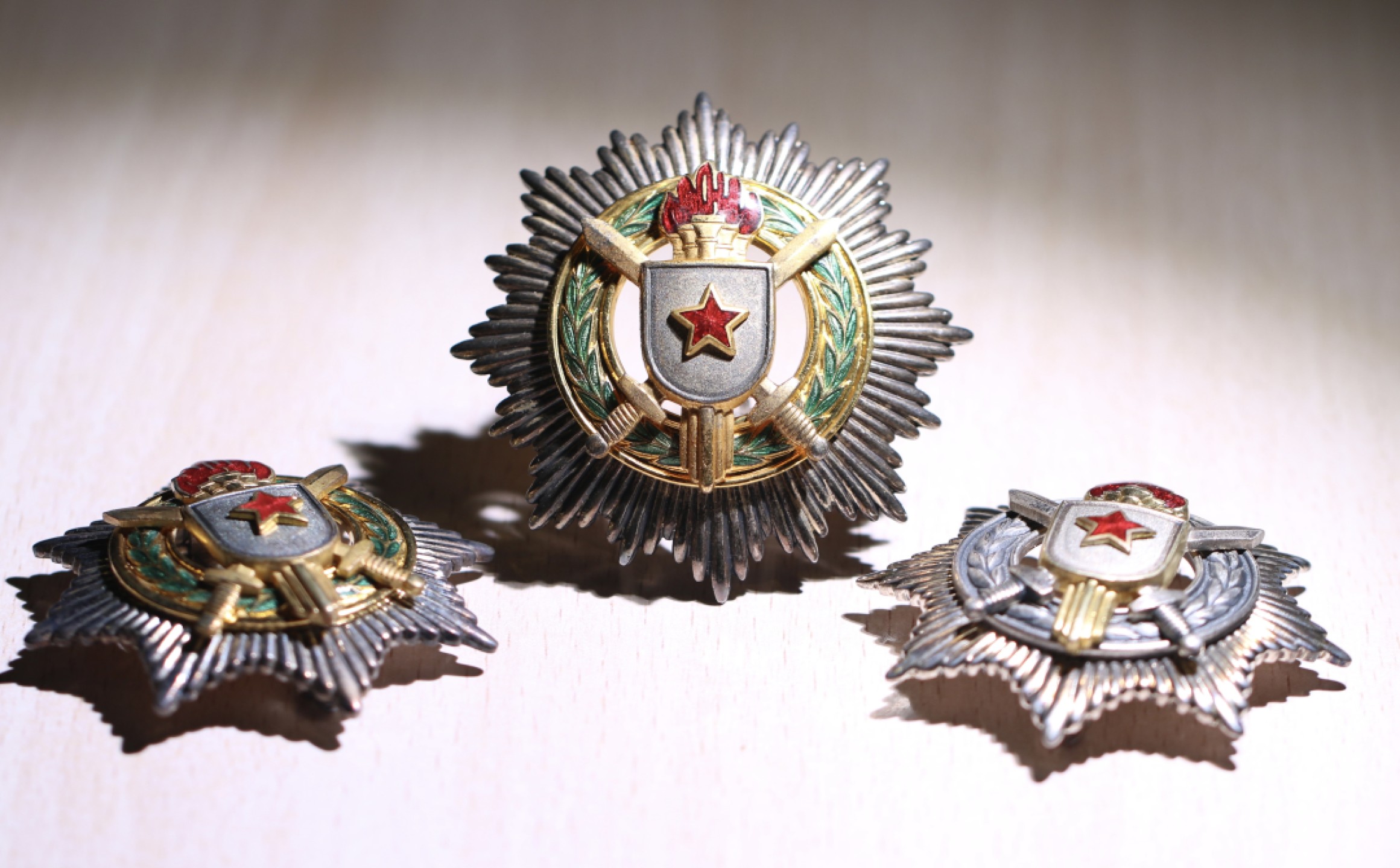 大猫徽章拍卖第197期 南斯拉夫一二三级军事功勋勋章 一组 全品 900银戳记