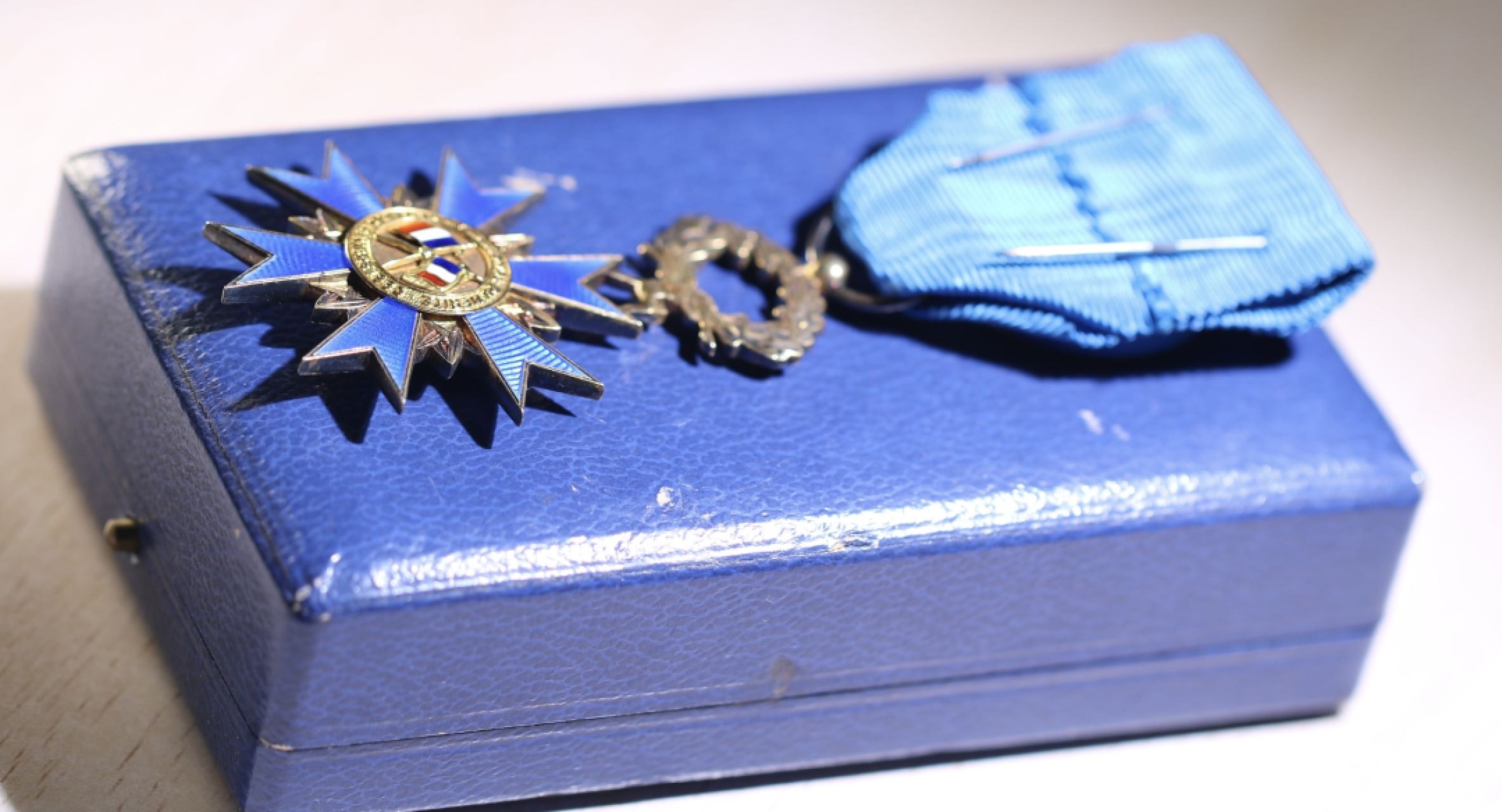 大猫徽章拍卖第197期 法国国家功勋勋章 军官级 银质全品 证书原盒 60年代